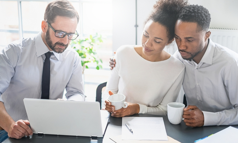 Couple parlant avec leur courtier
