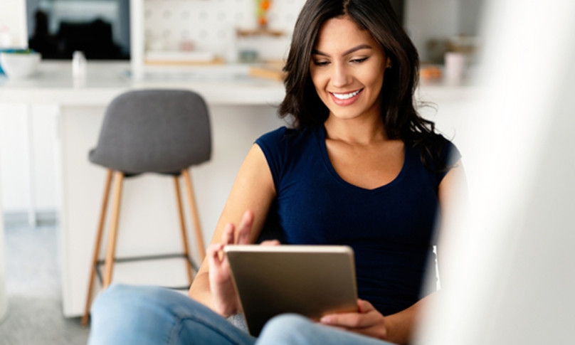 Femme lisant le blog sur une tablette