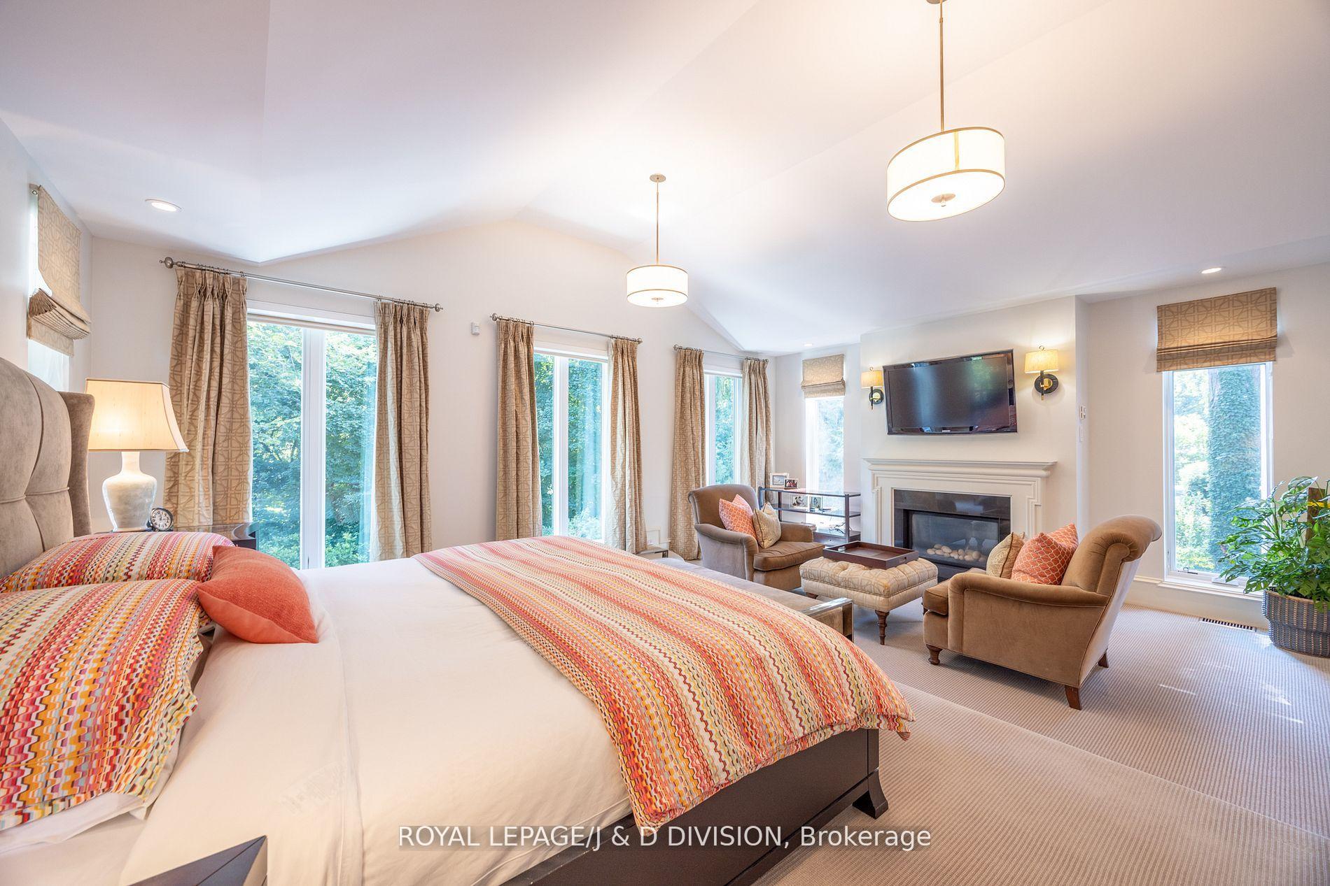 PRIMARY SUITE FLOODED WITH NATURAL LIGHT