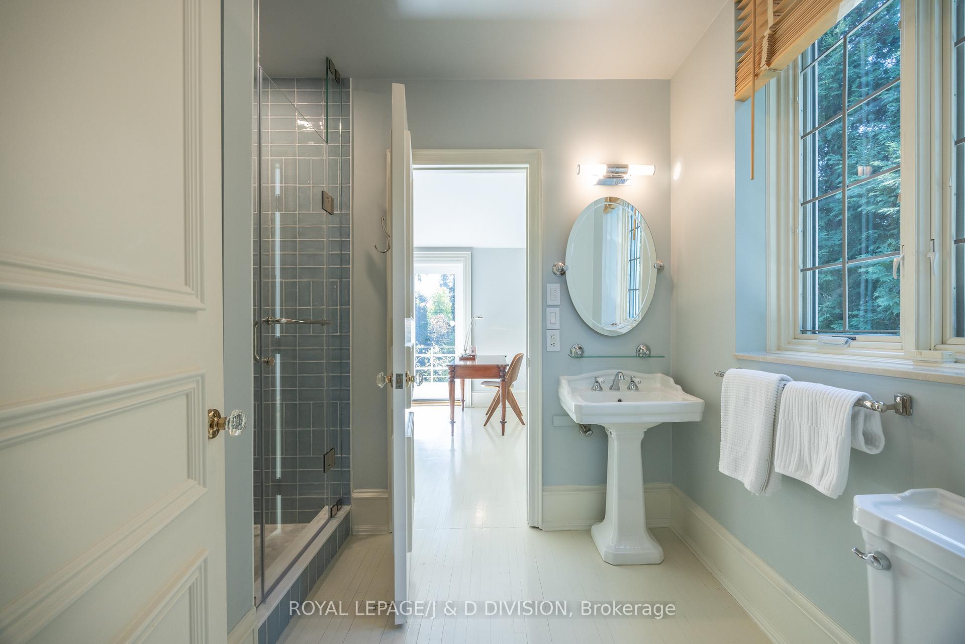 SEMI-ENSUITE BATHROOM