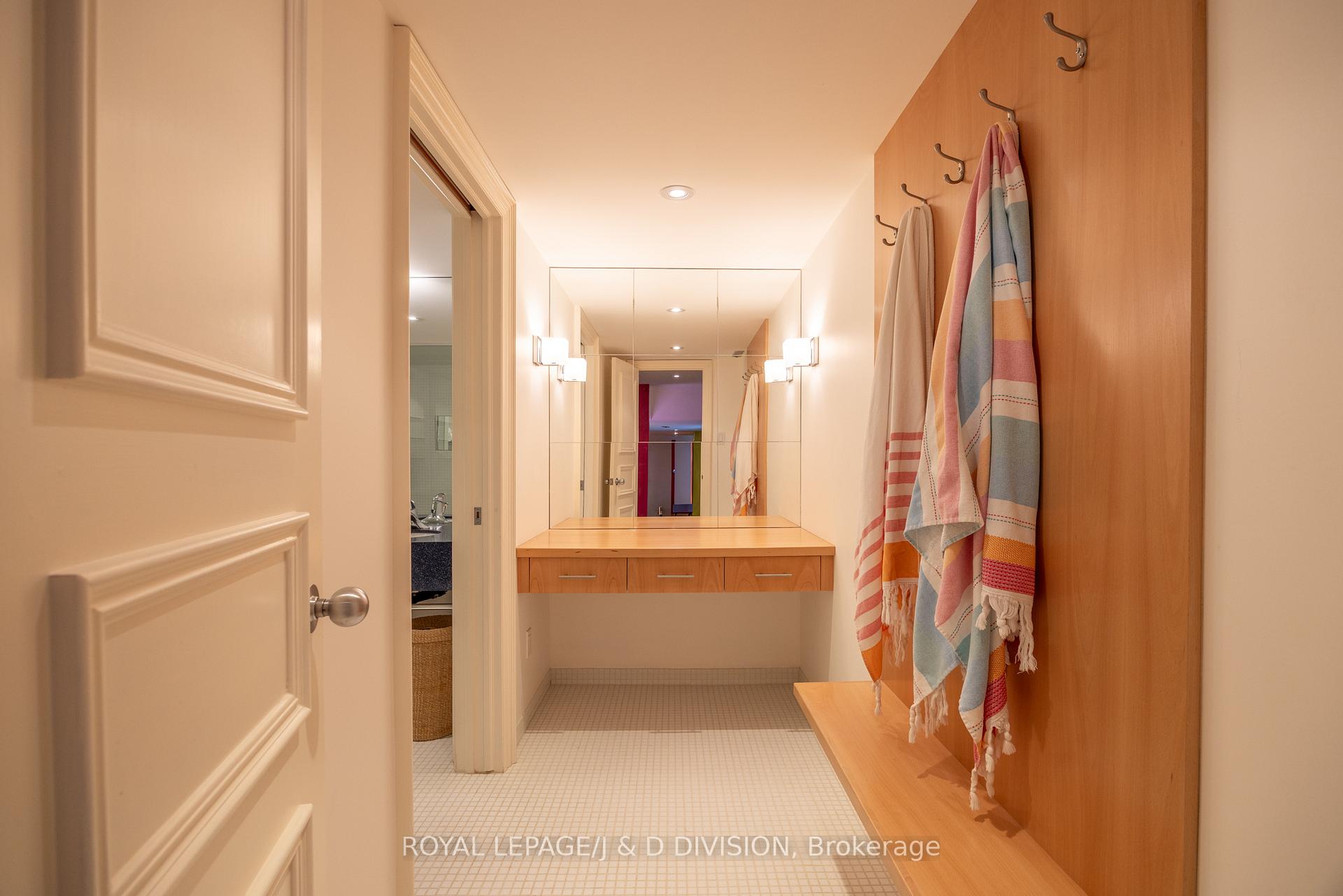 CHANGE ROOM FOR POOL