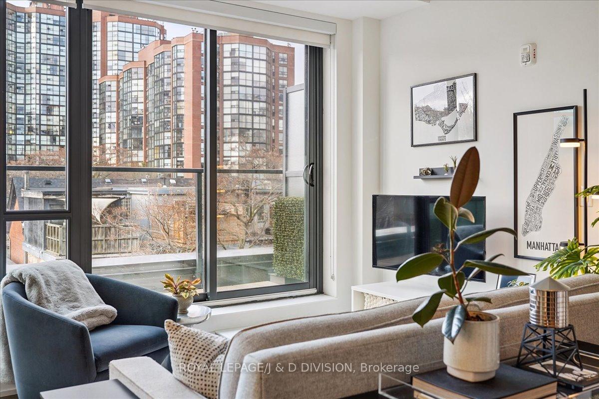 Walk-out lower terrace, overlooks residential area