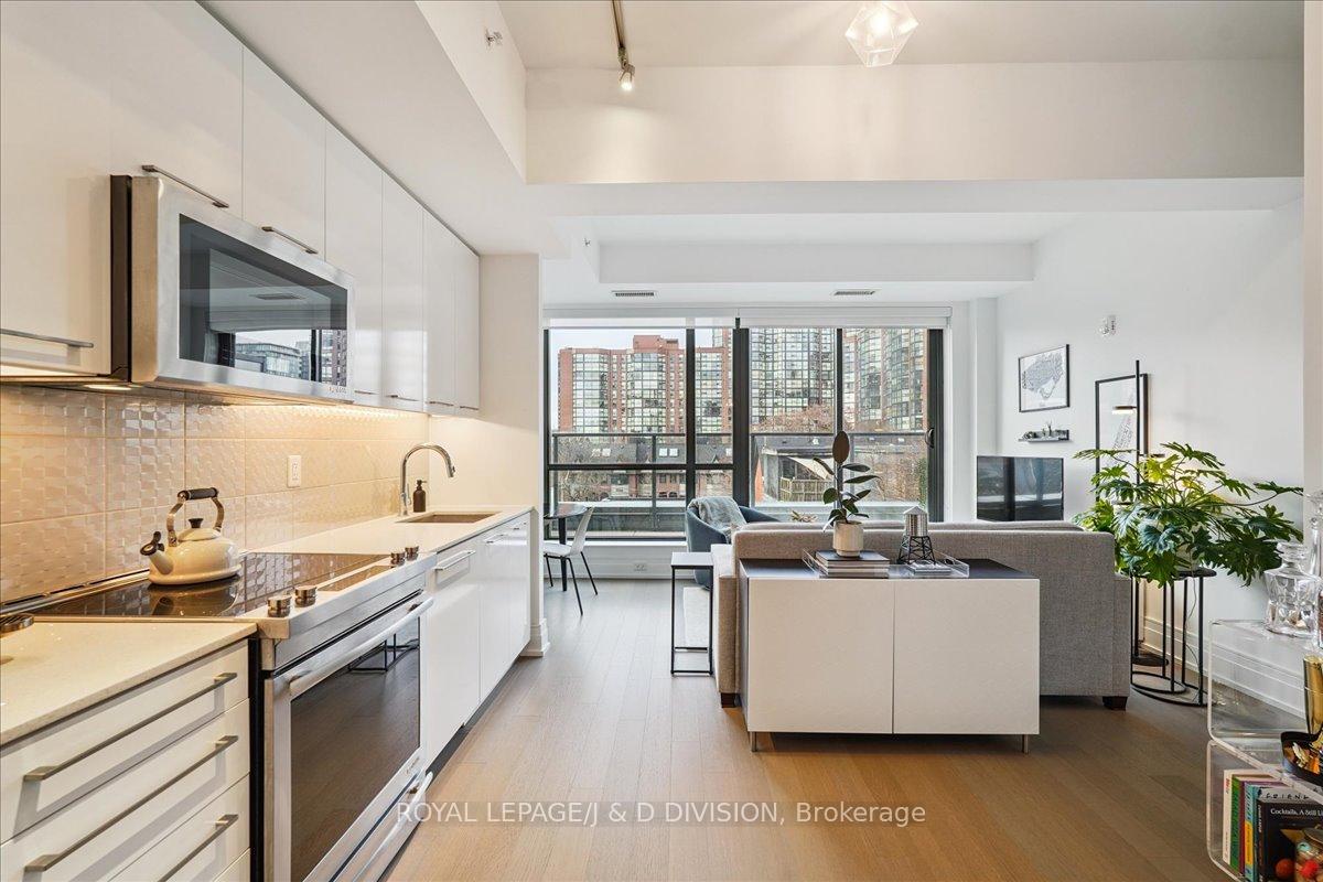 Full size stainless steel appliances