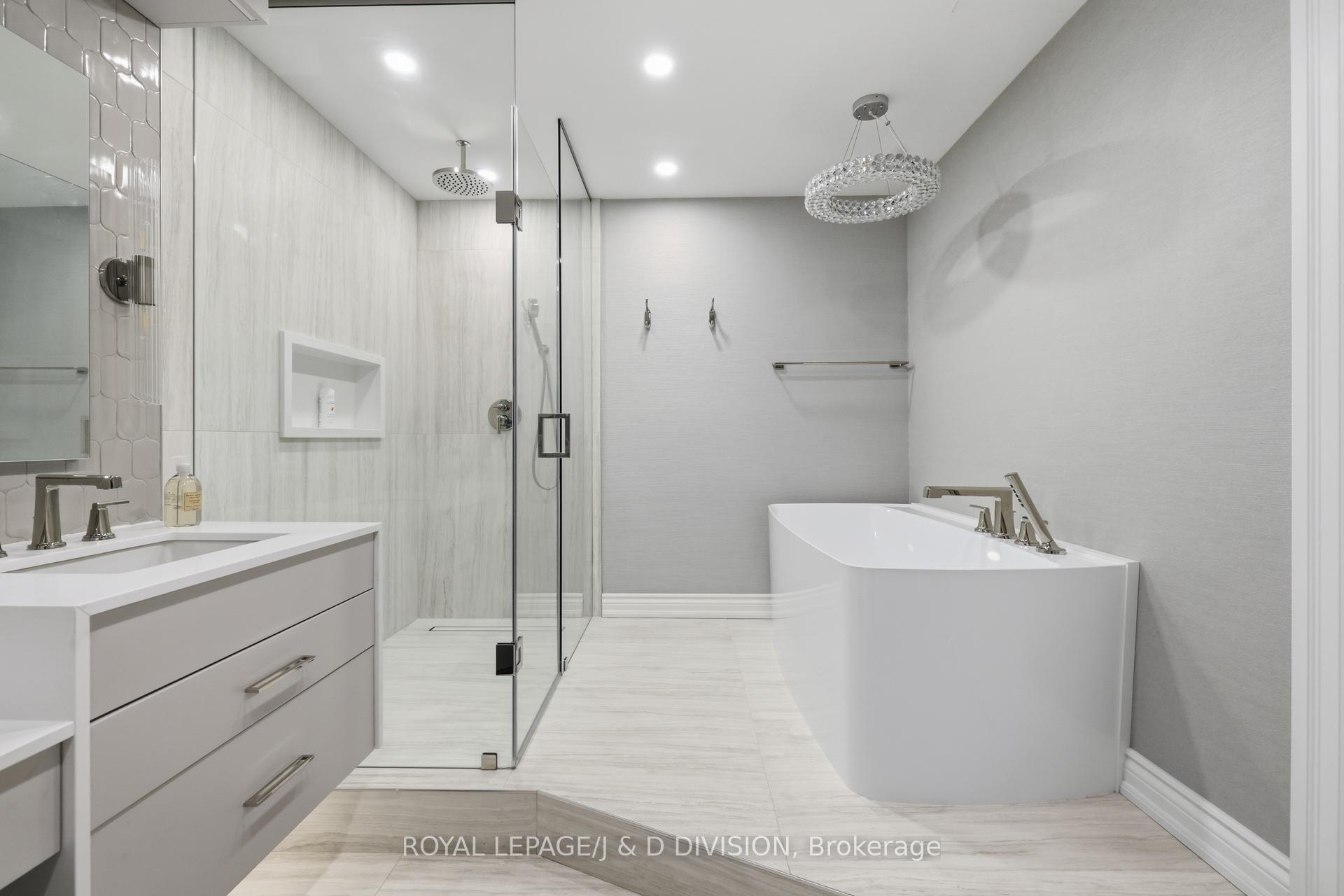 Soaker Tub in Primary