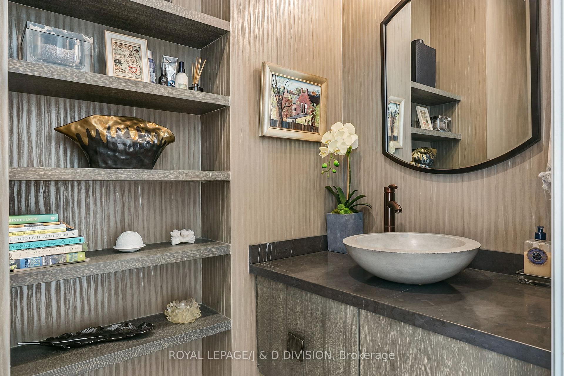 Stunning 2-pc guest bathroom