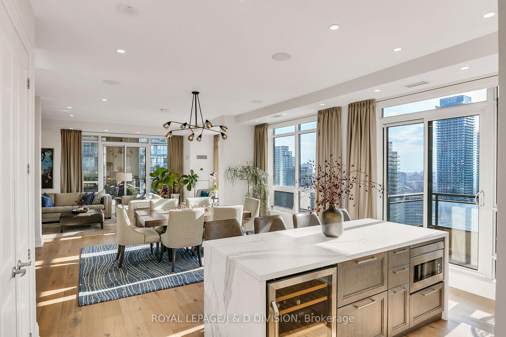 Exceptional, spacious & bright open concept living