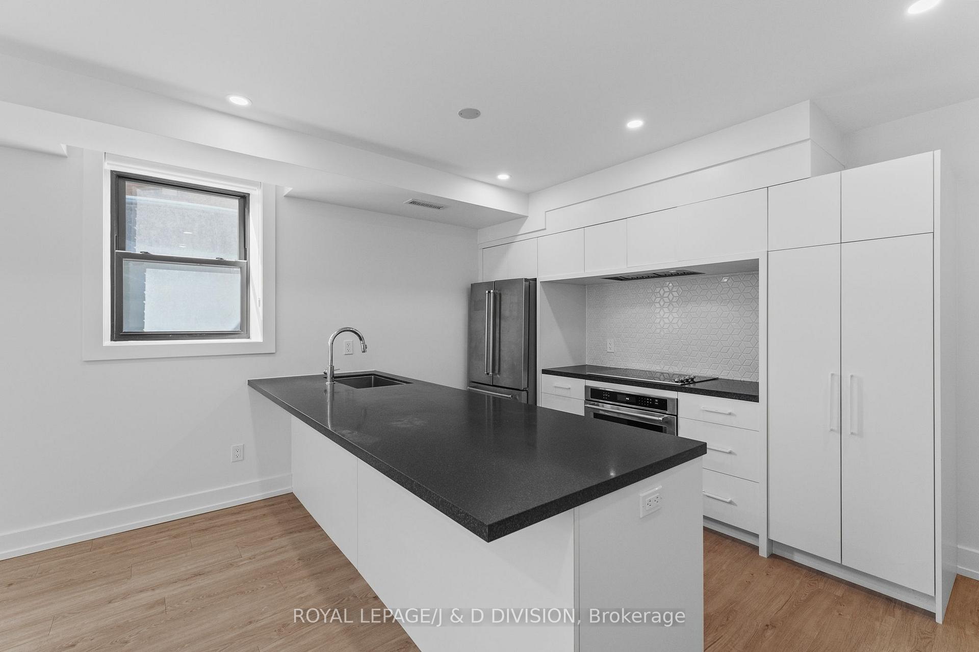 Huge breakfast bar / counter