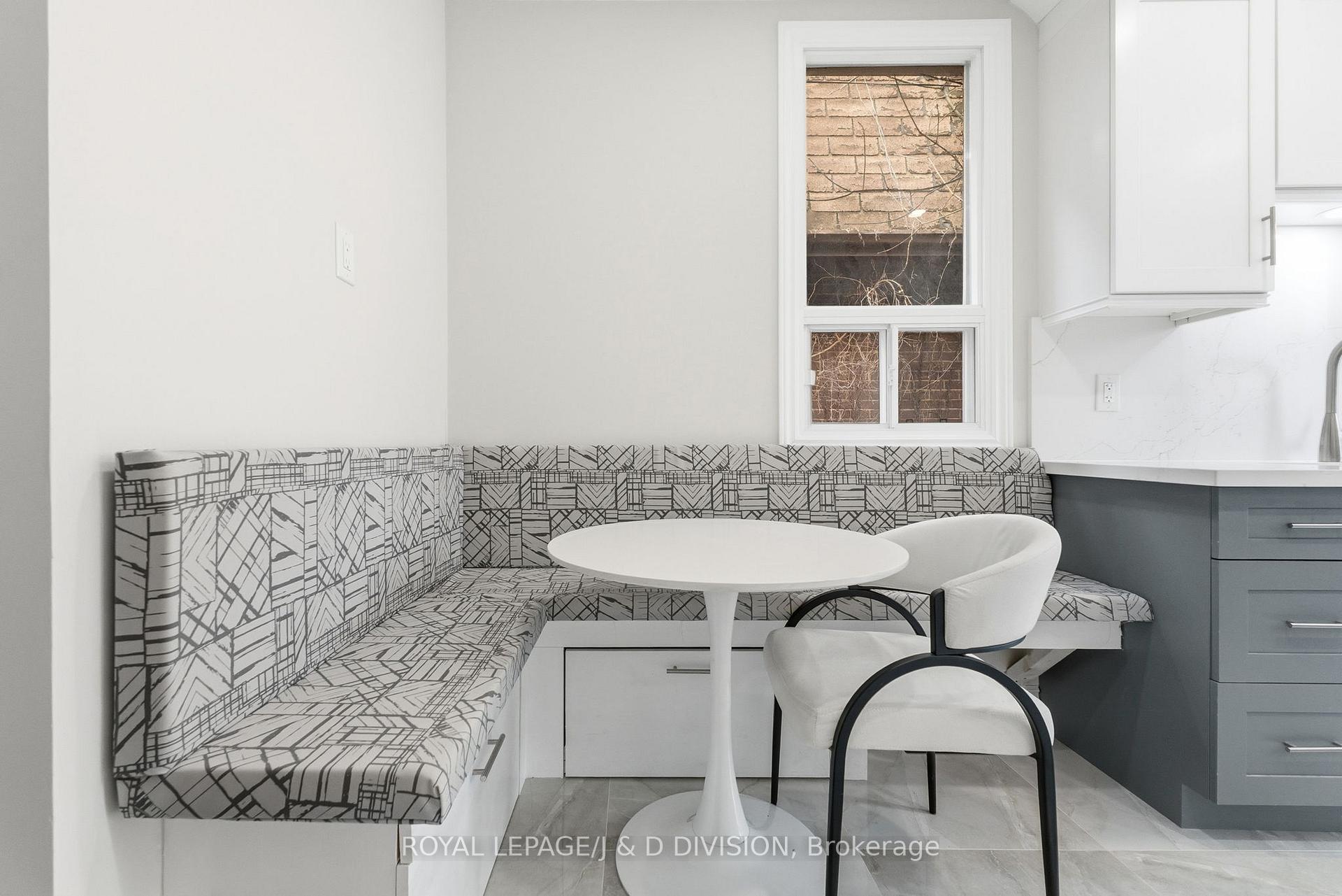 Eat-in kitchen booth!