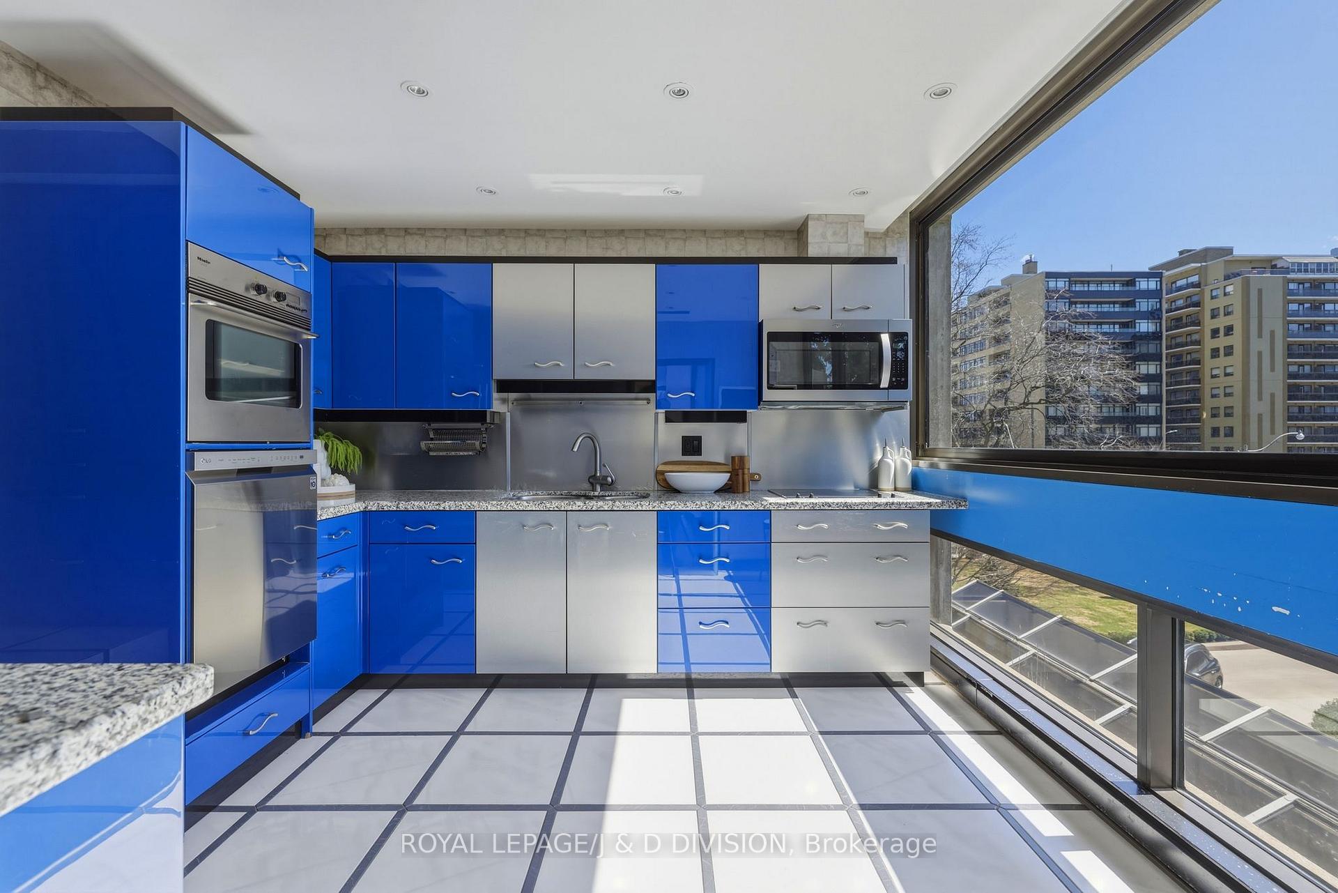 Kitchen w floor to ceiling windows