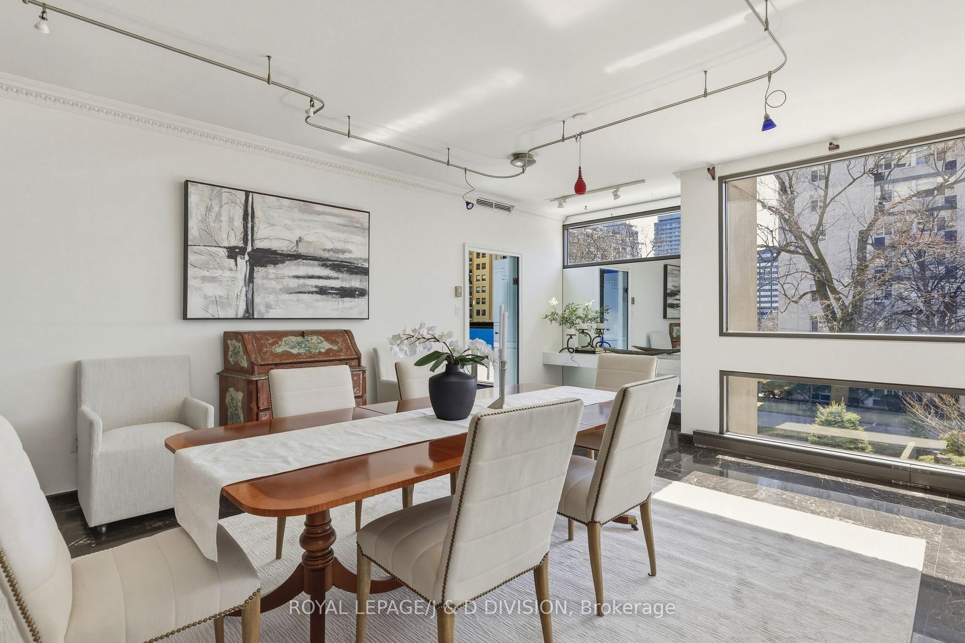 Dining Room looking to Kitchen