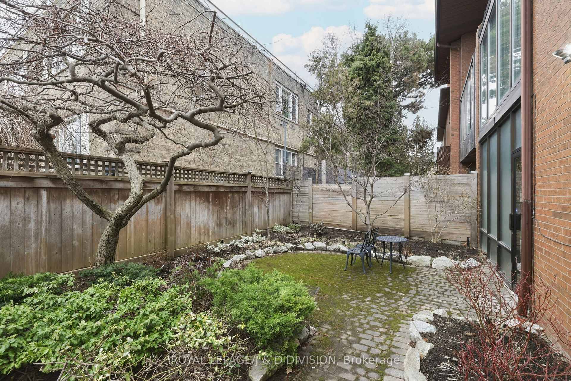 Commercial-style entrance via courtyard off Avenue