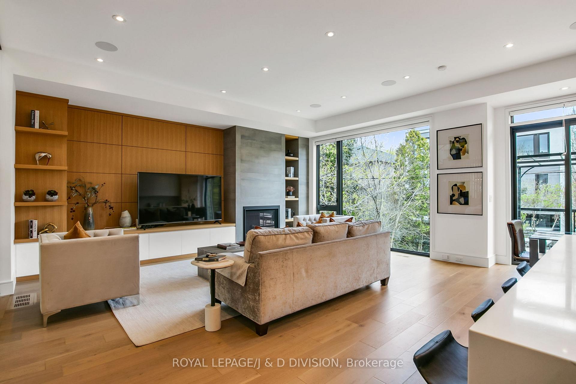 Gorgeous Bright Family Room