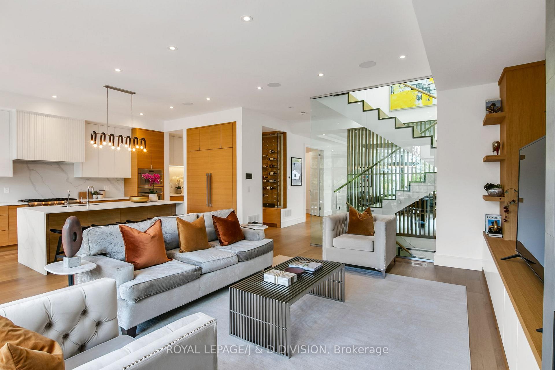 Open Concept Spacious Family Room and Kitchen