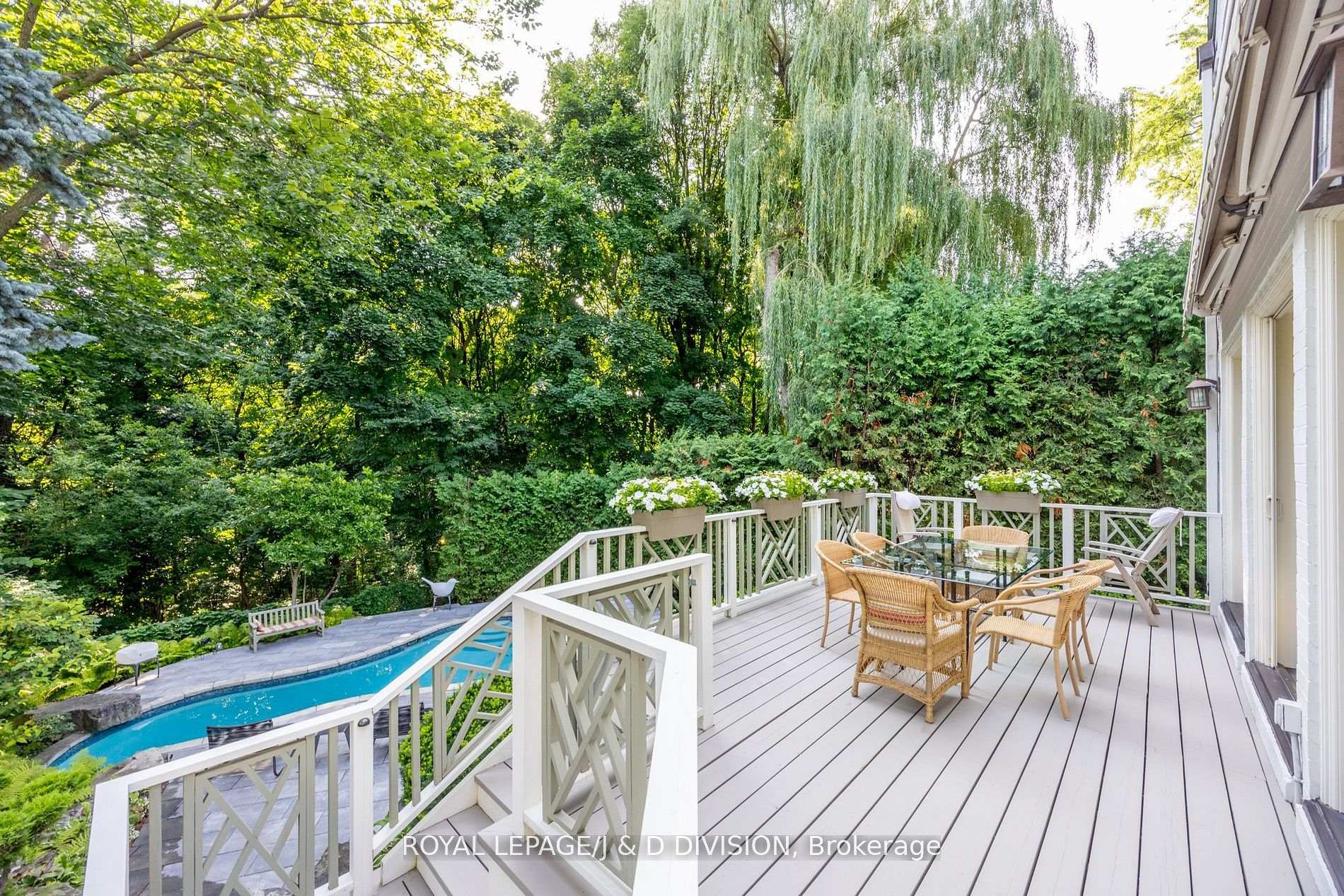 SEVERAL EXTERIOR SPACES FOR ENTERTAINING