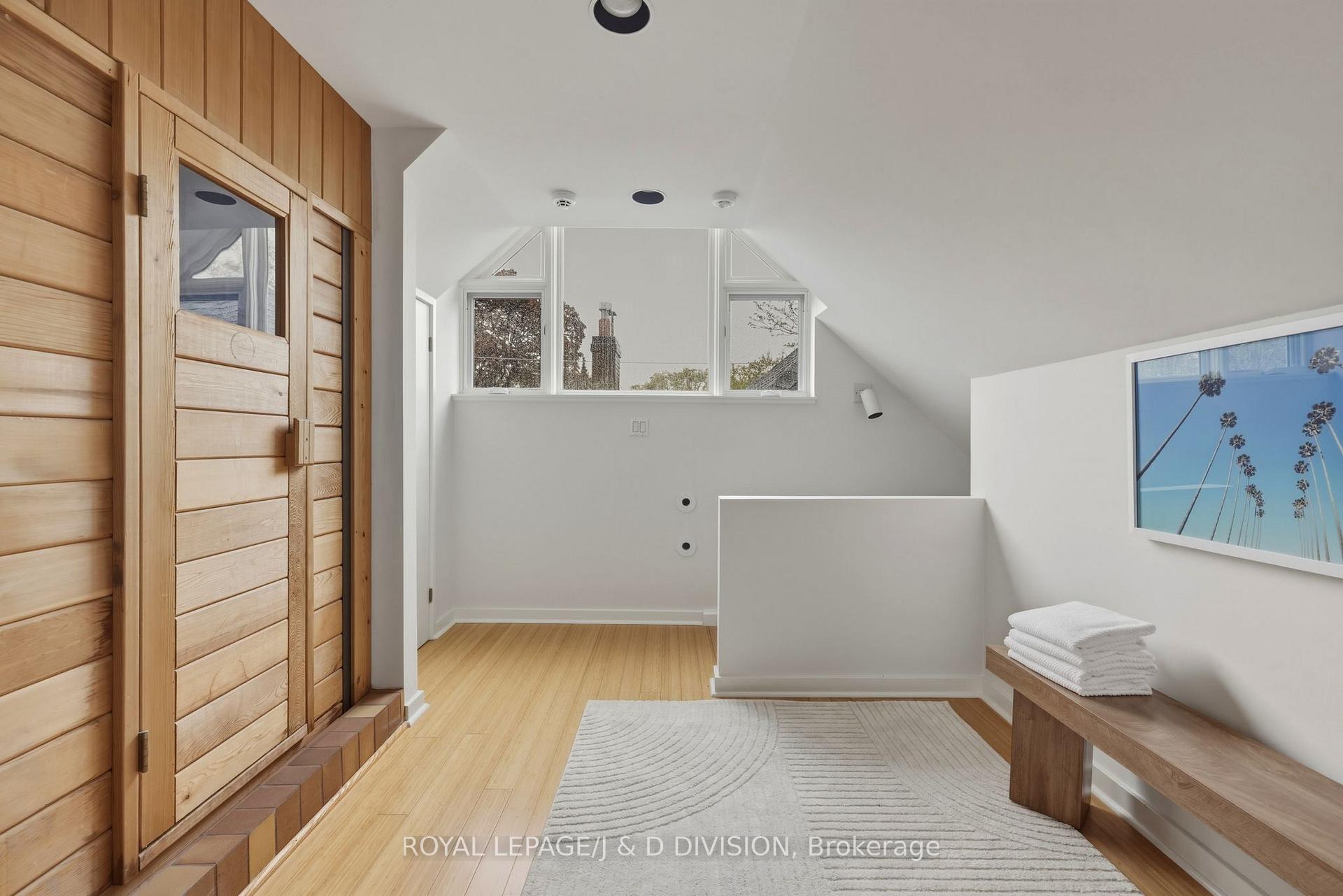 3rd Floor: Den area