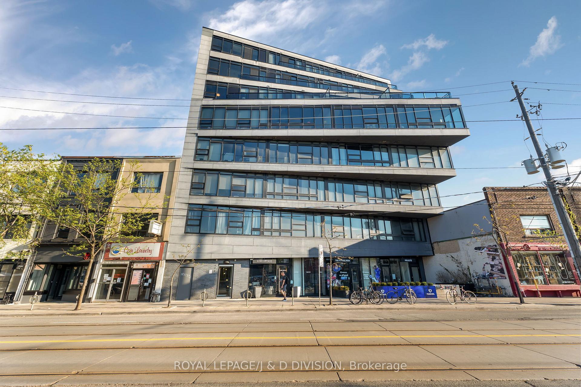 1239 Dundas St W