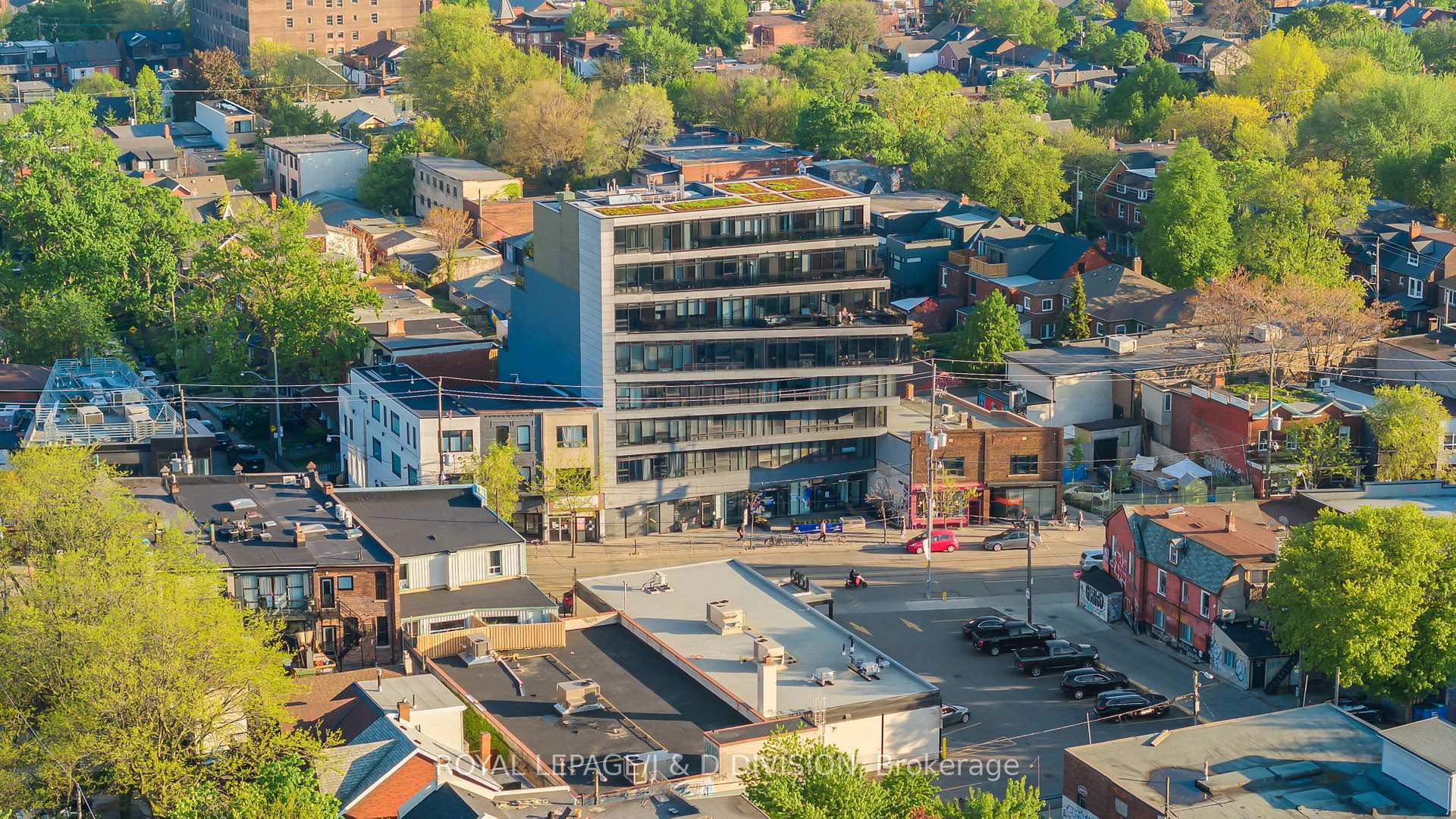 Great location at Dundas and Ossington!