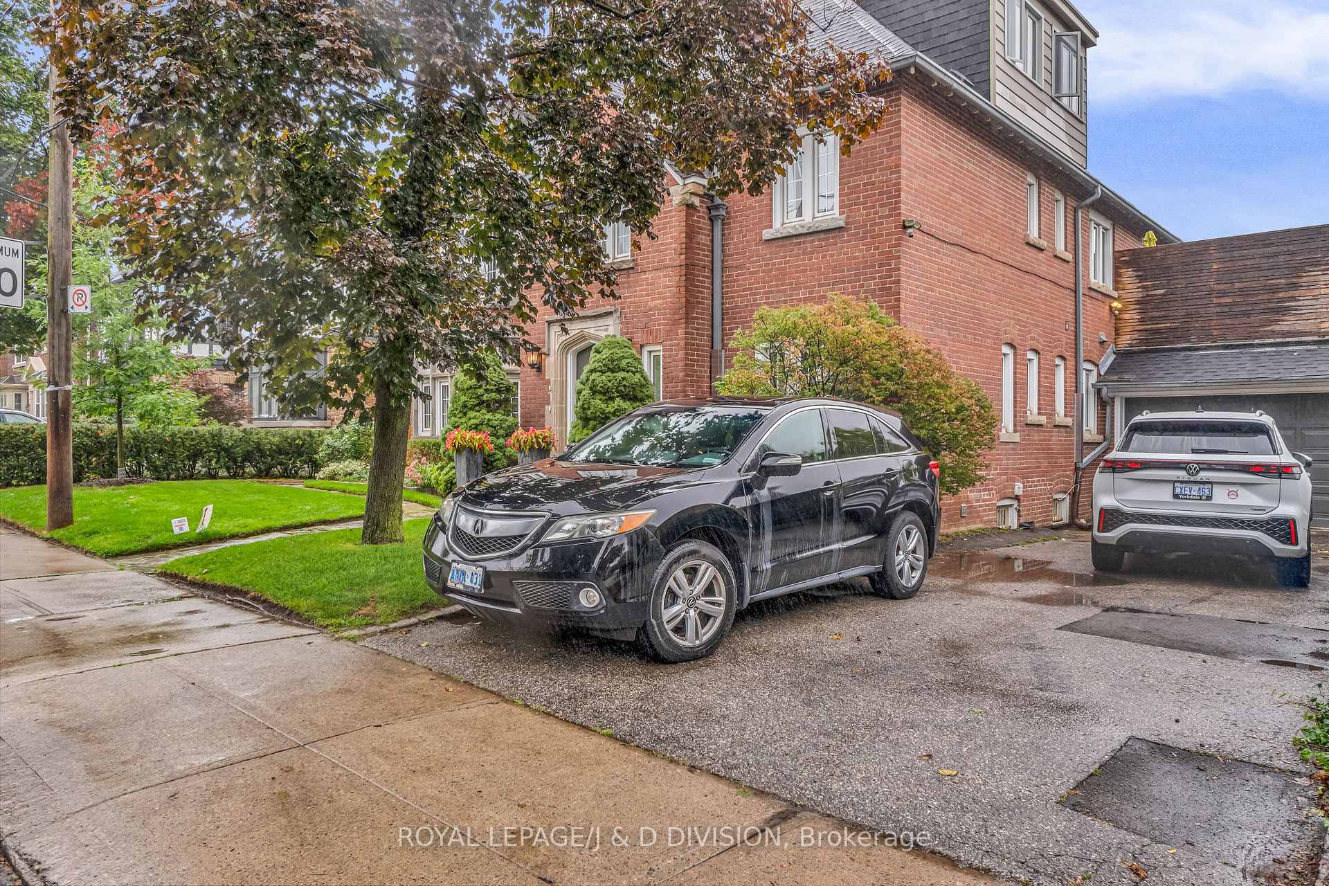Garage & Dbl Wide Driveway