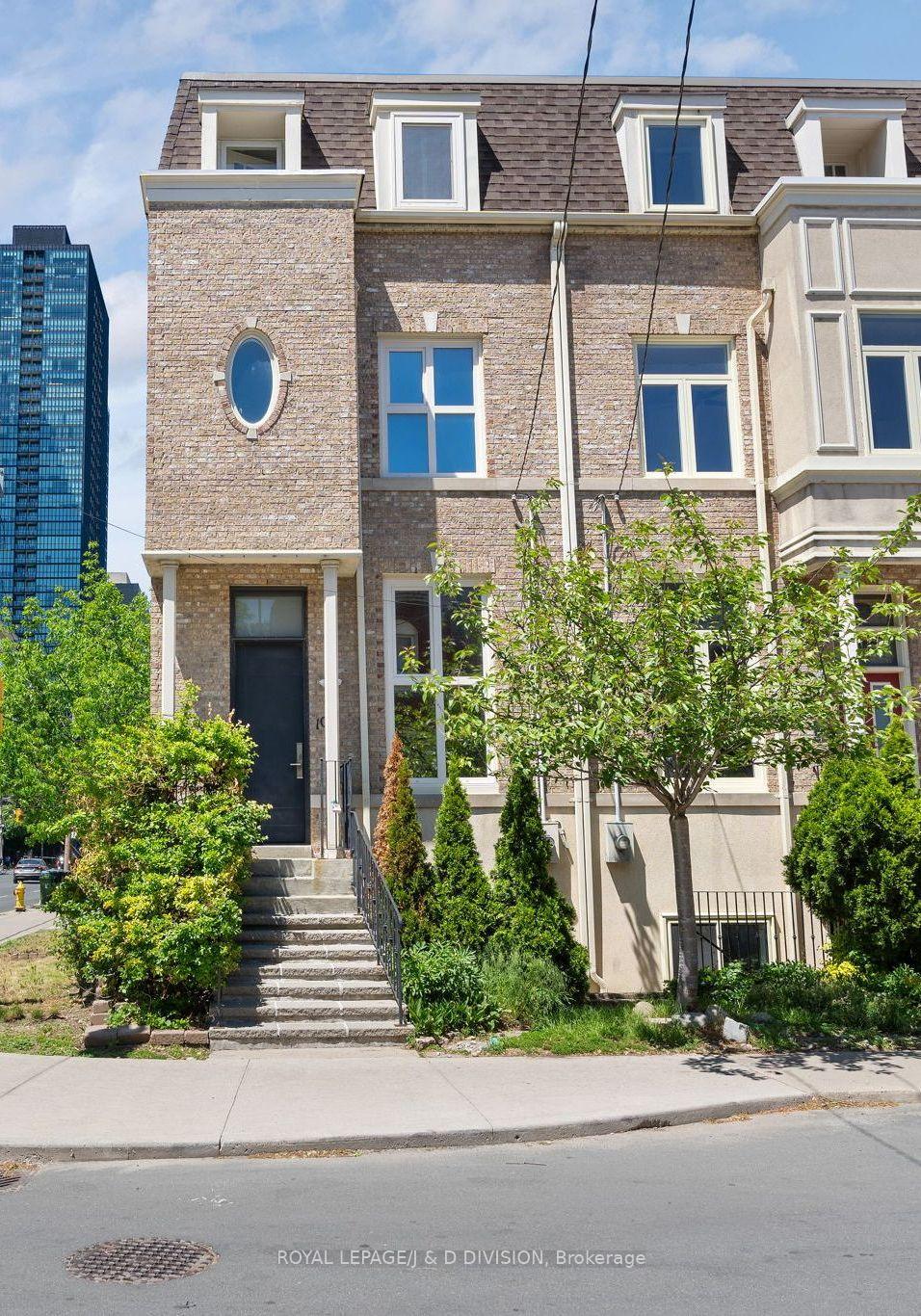 102 Earl Place, Toronto, ON, M4Y 3B9