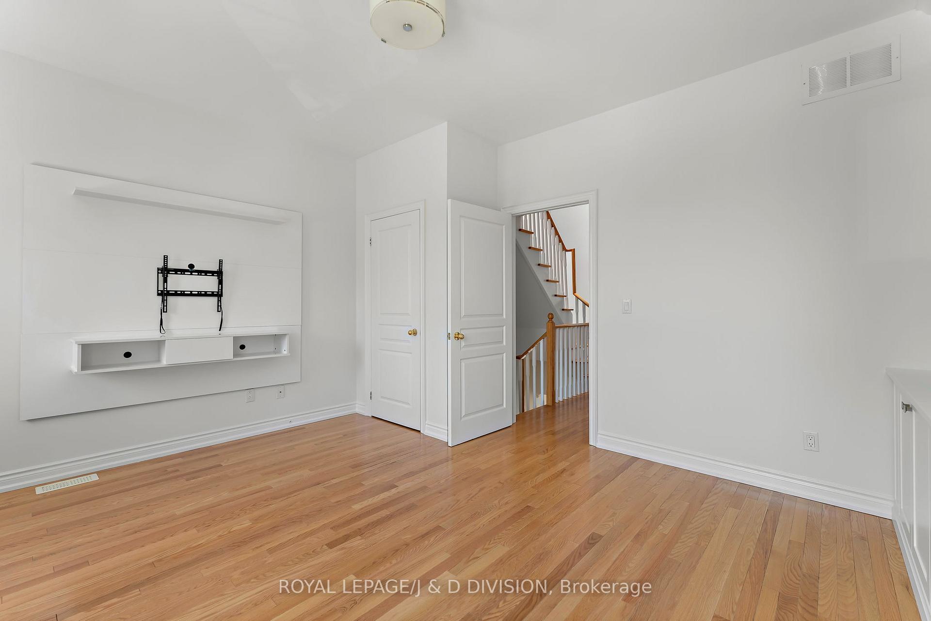 Entertainment wall / BI Closet