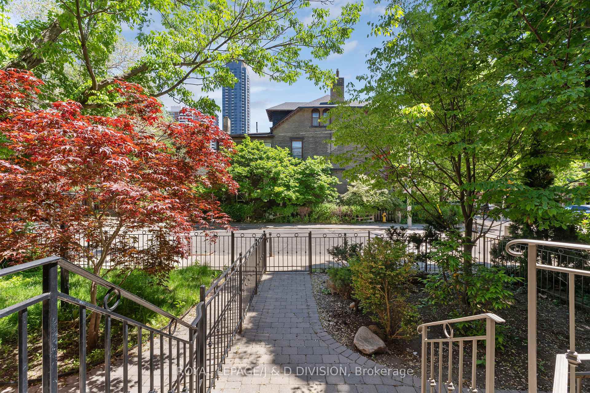 Fenced-in Walkway
