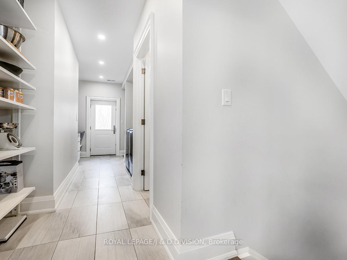 Main Flr Laundry,Side Door,Extra Mudroom /Storage