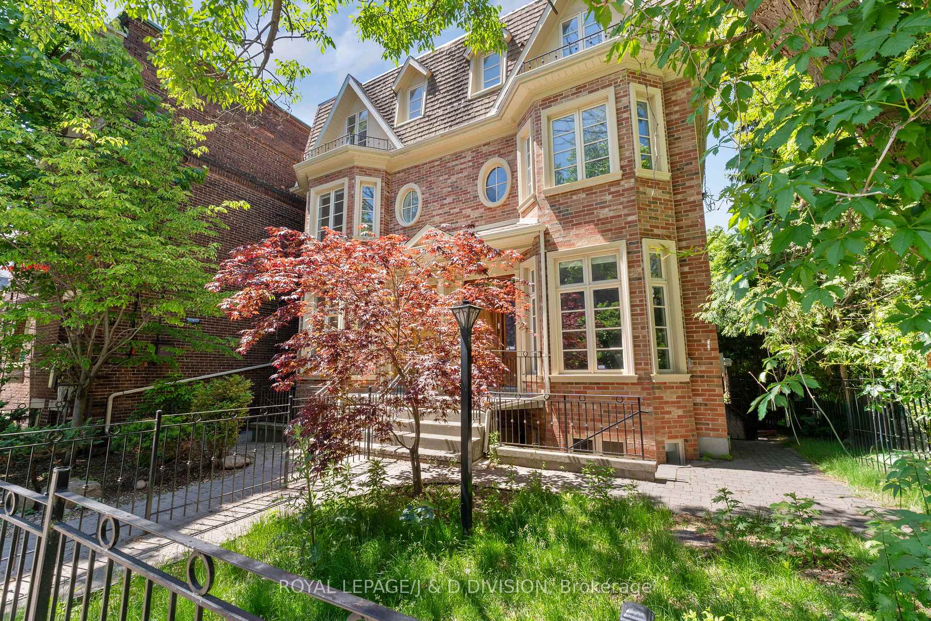 8 Huntley Street, Toronto, ON, M4Y 2K6