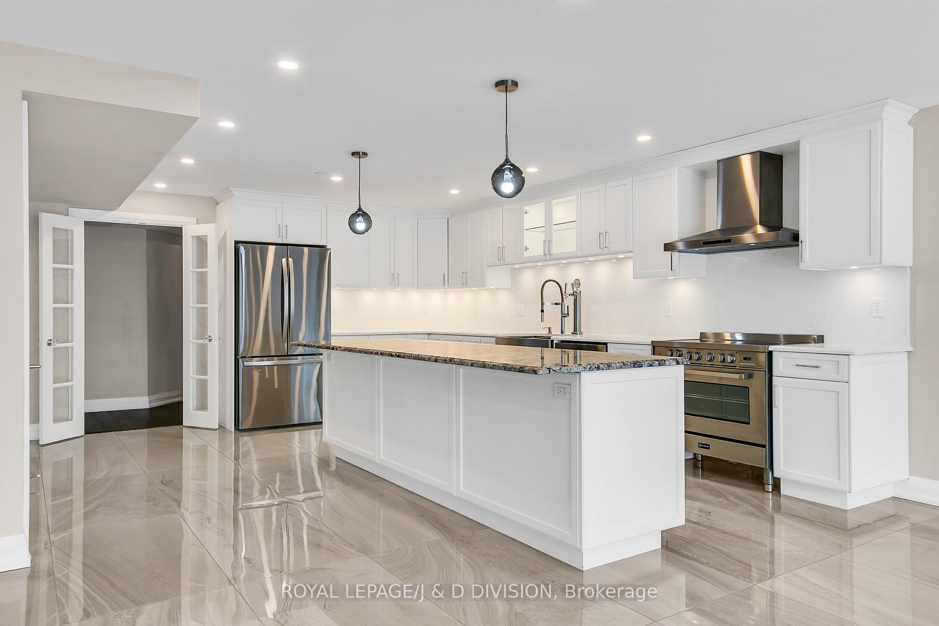 Island with breakfast bar