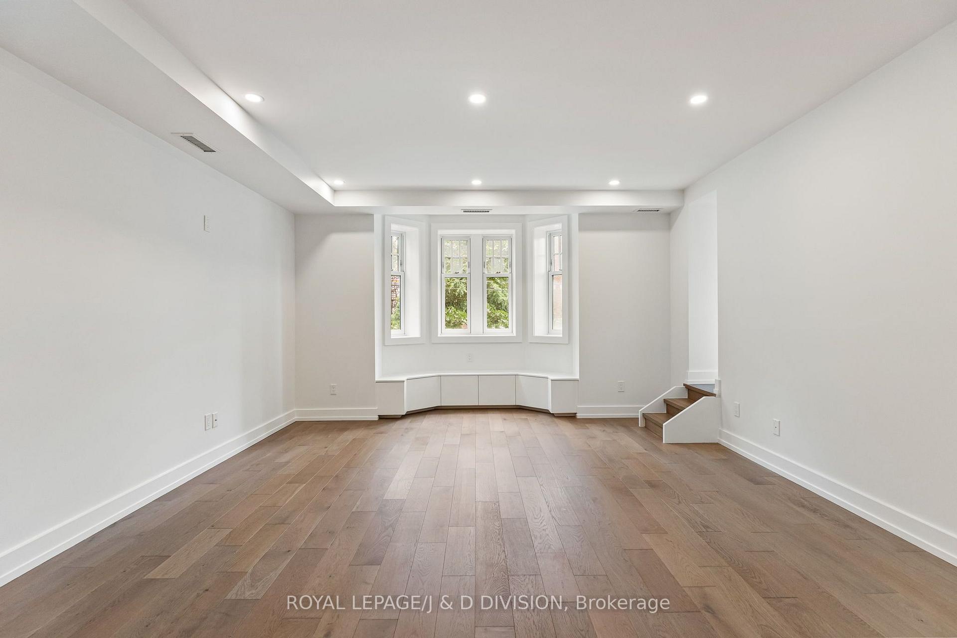 Bay Windows with B/I bench