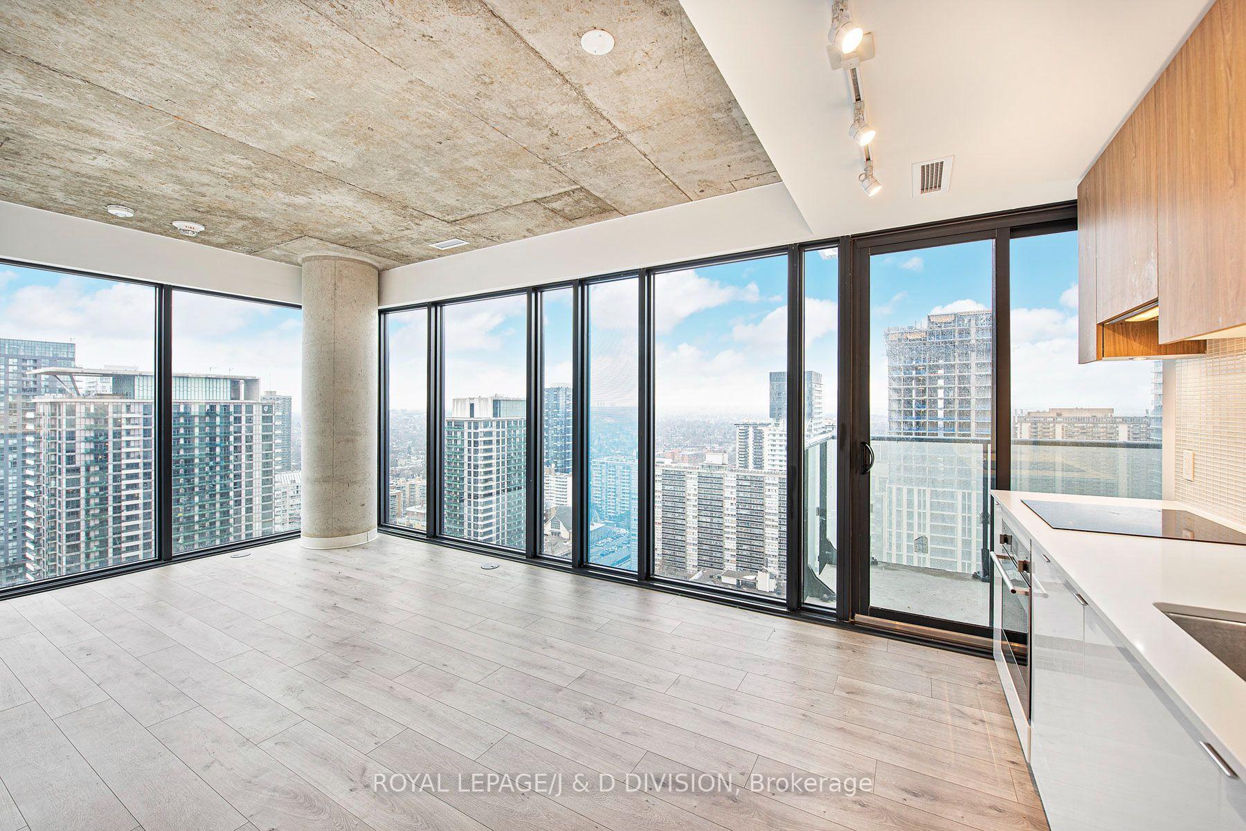 Living / Dining with fantastic views!