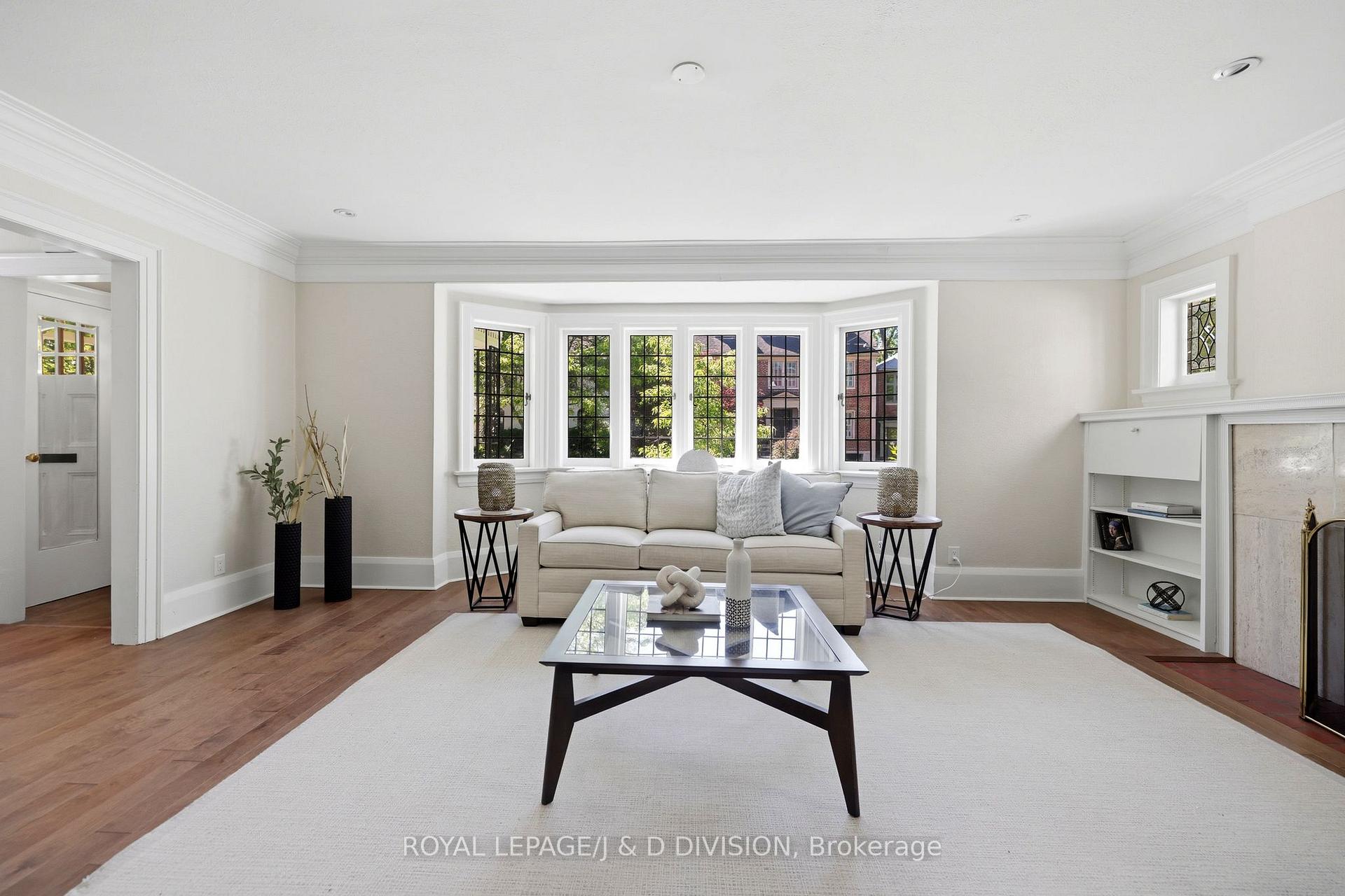 Living Room w Bay Window