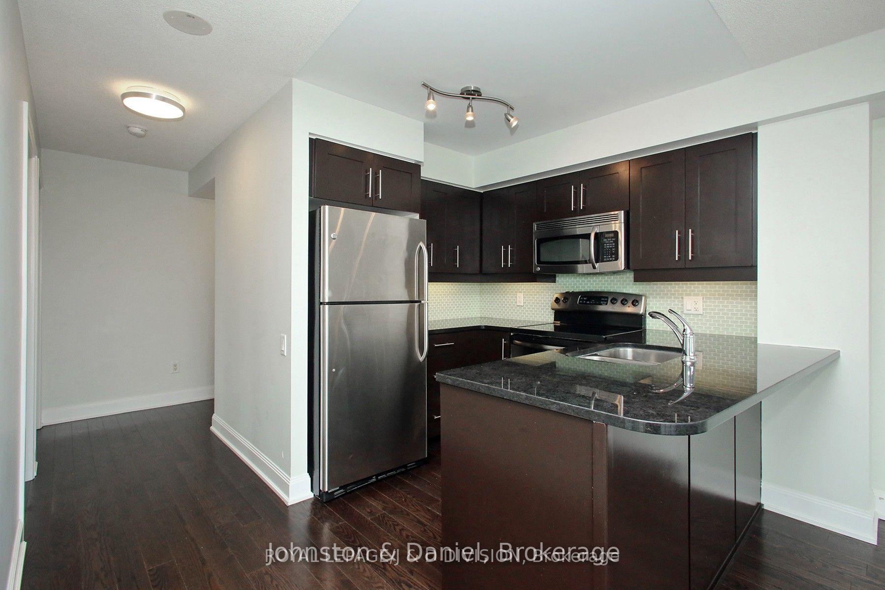 Stainless appliances, brekfast bar