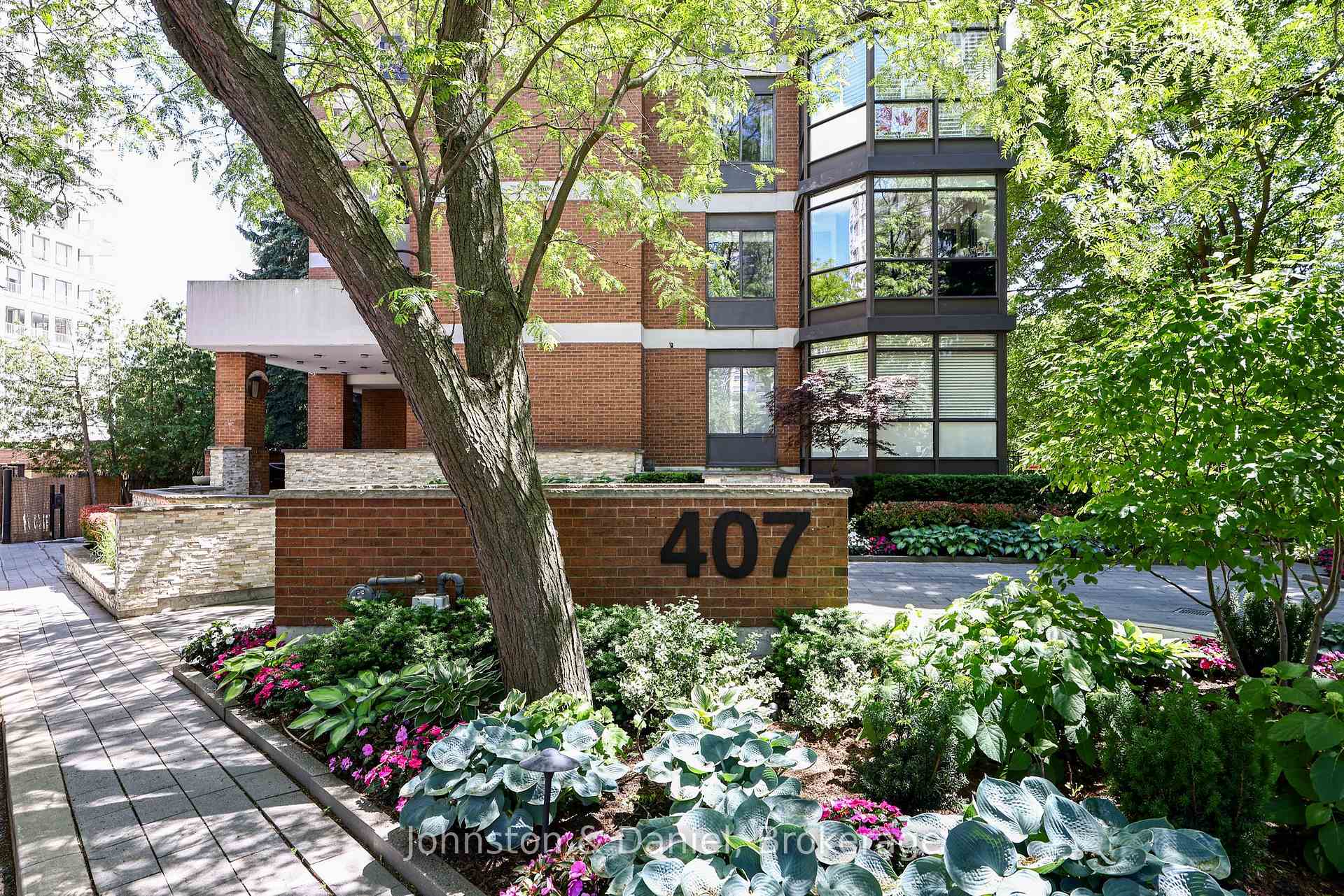 407 Walmer Road #401, Toronto, ON, M5R 3N2