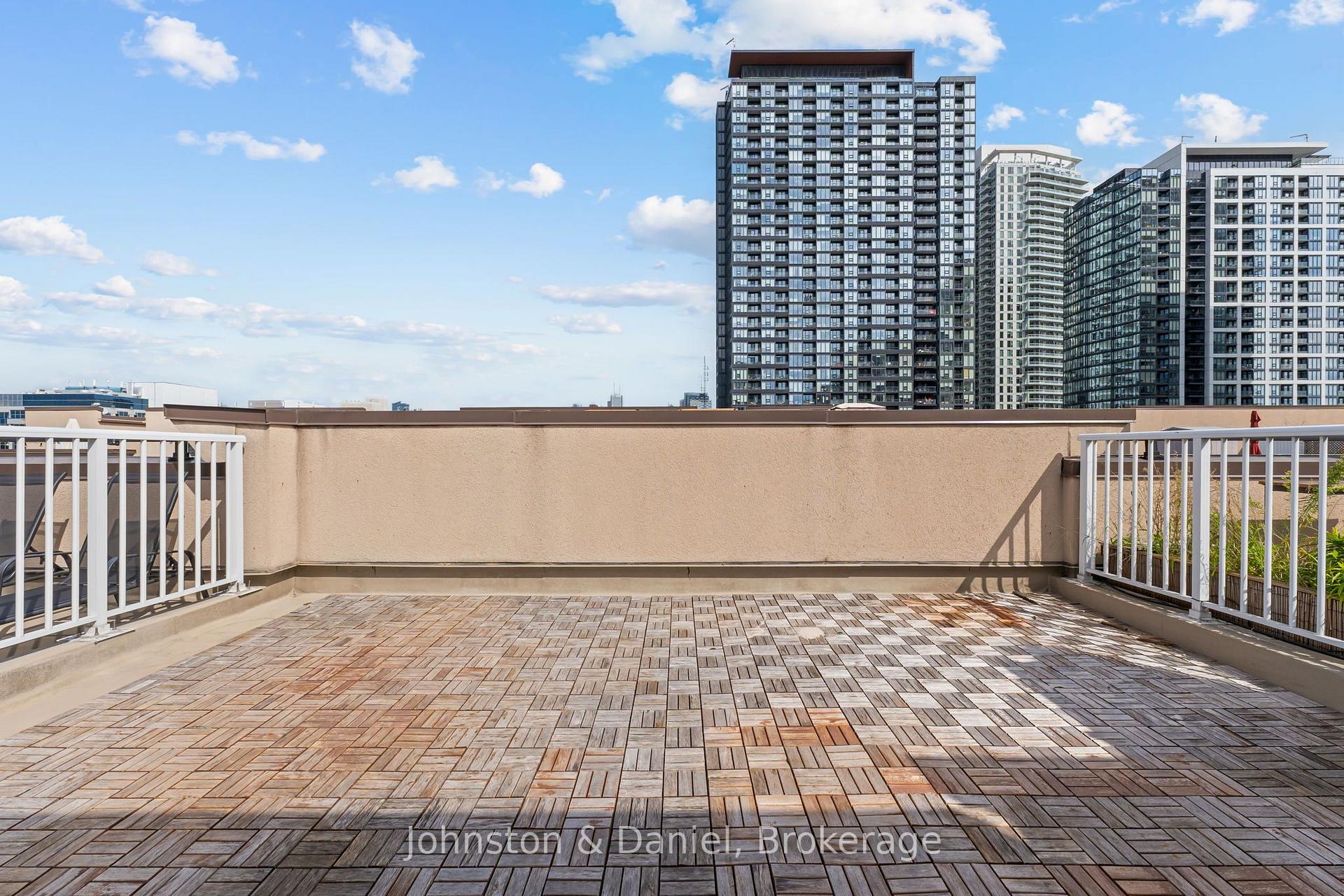 Huge Private Rooftop Deck w SE views