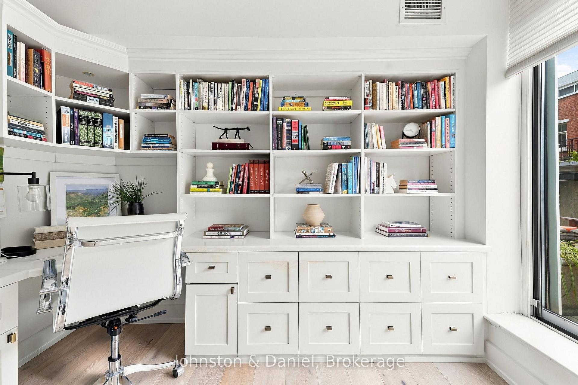 Built-in Desk / storage in Office