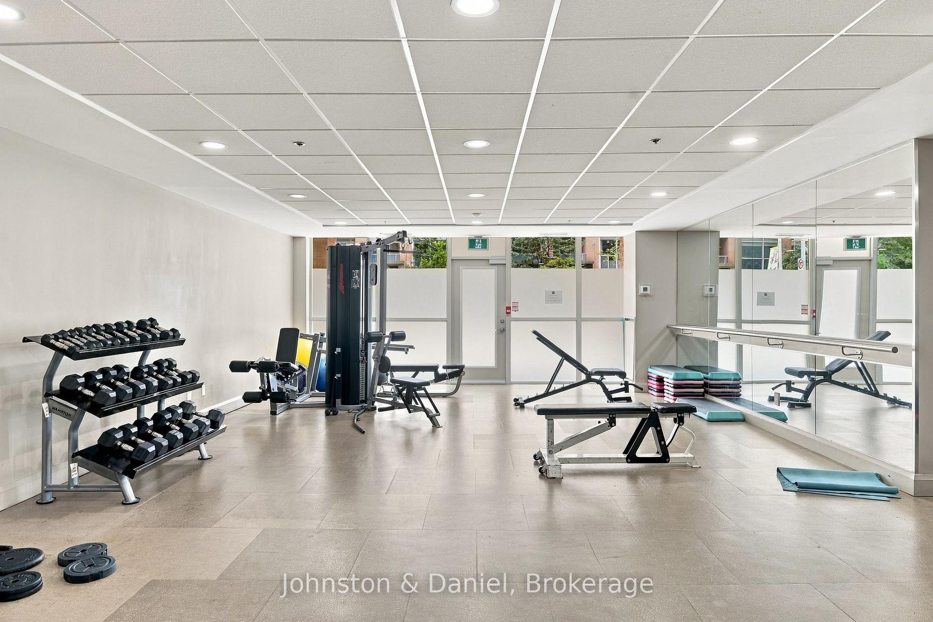 Building Amenities: Gym w weight center