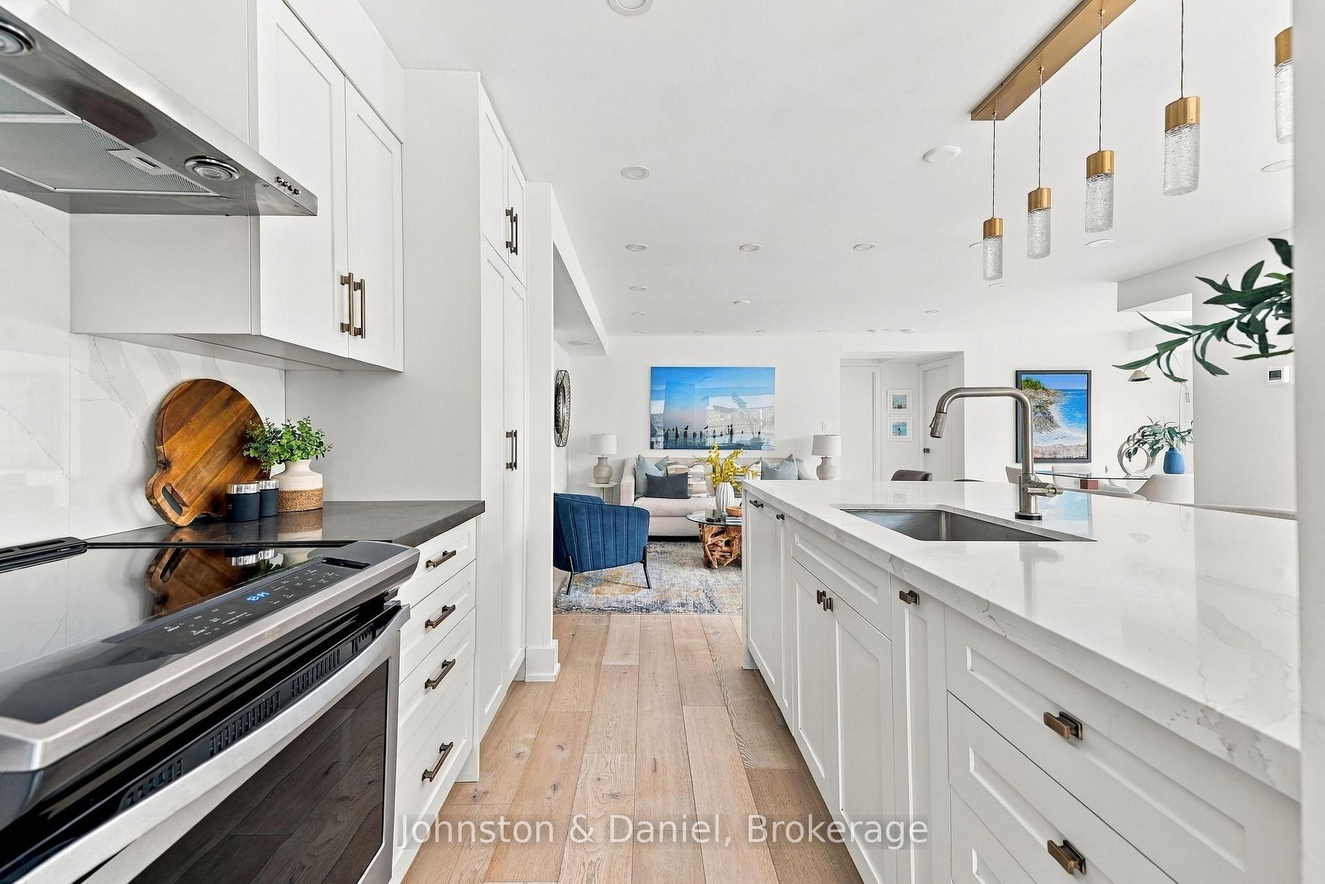 Pendant lighting above breakfast island