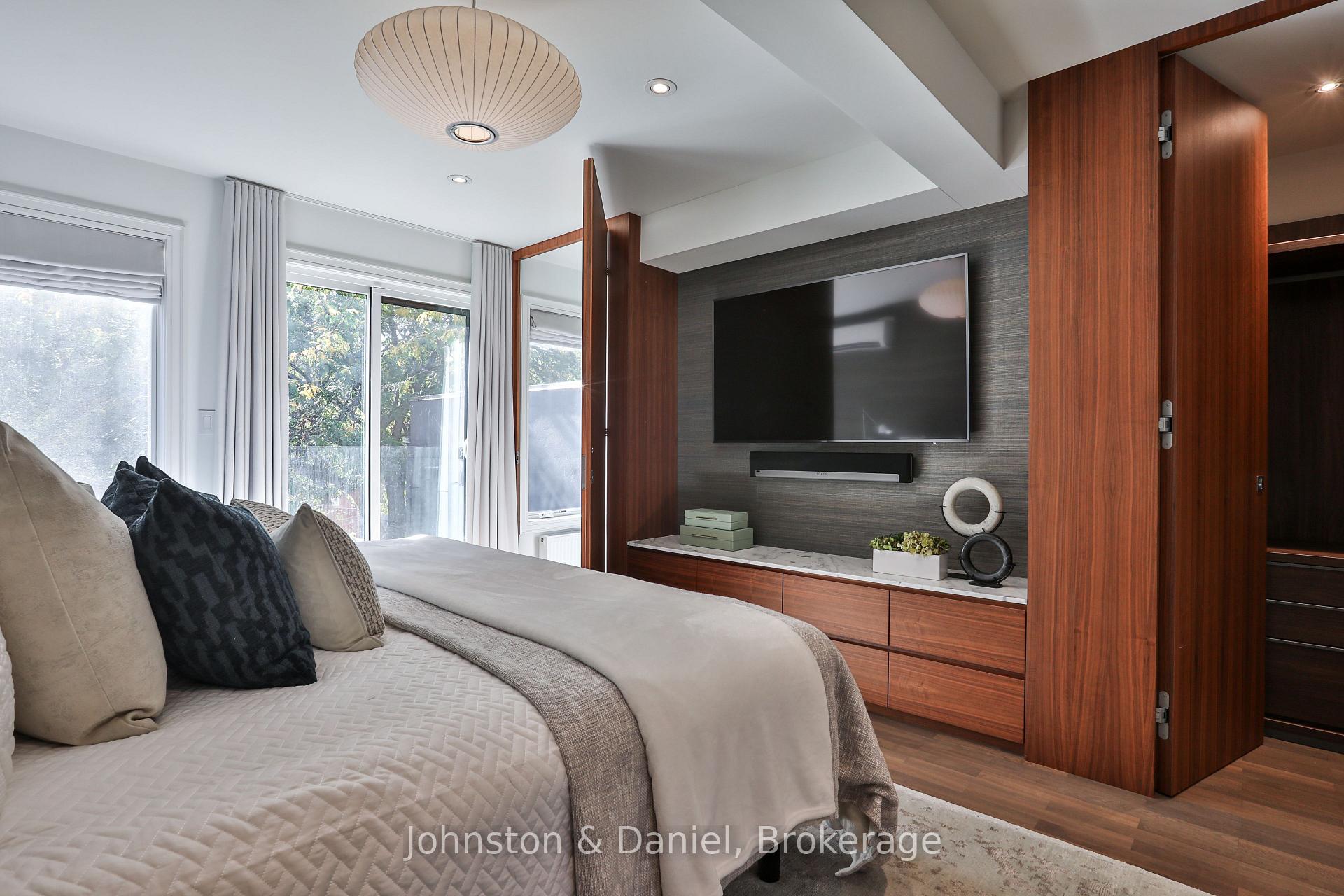 Full-height privacy door, Juliette, CN Tower views