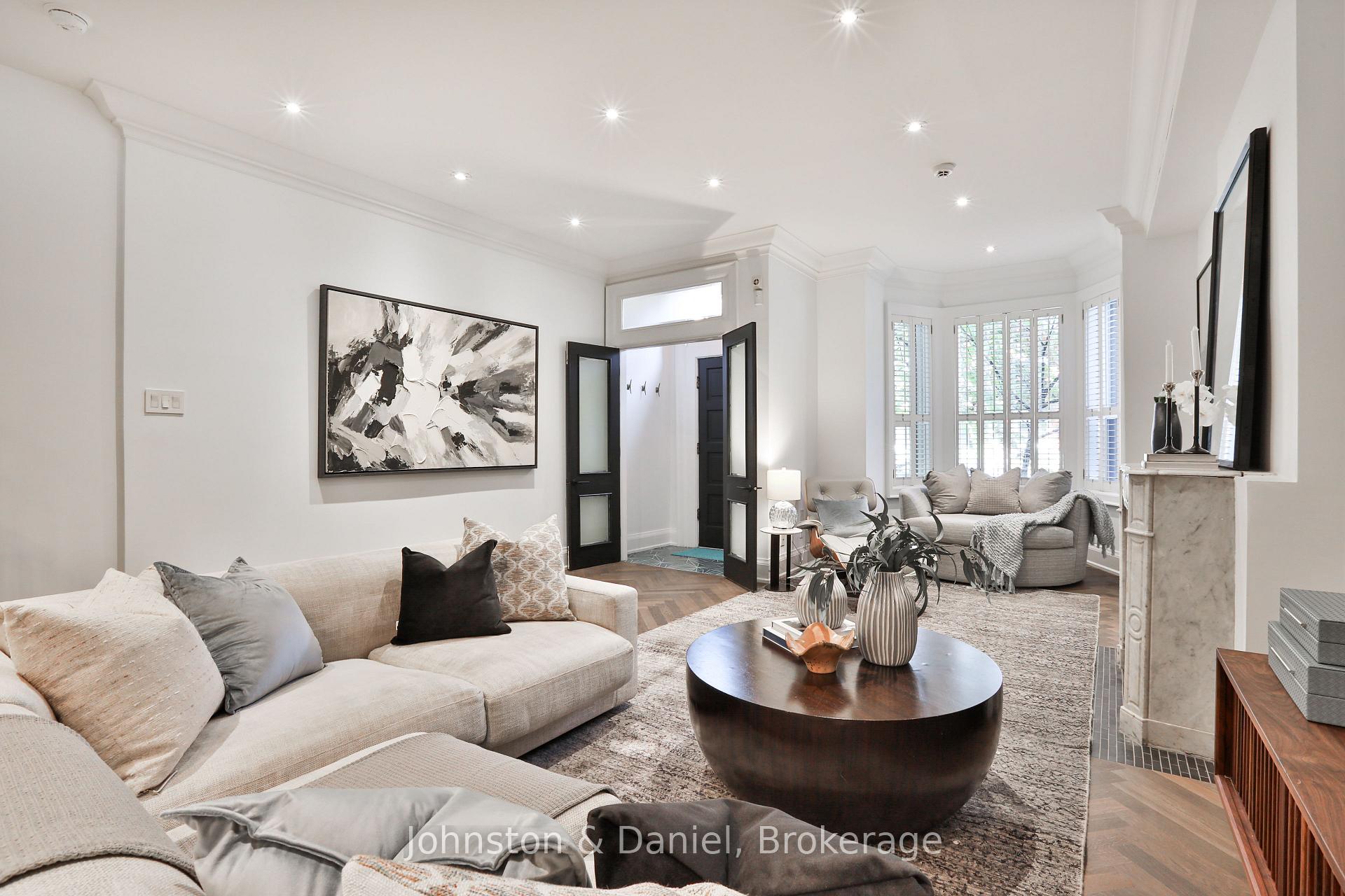 Expansive living & entertaining spaces