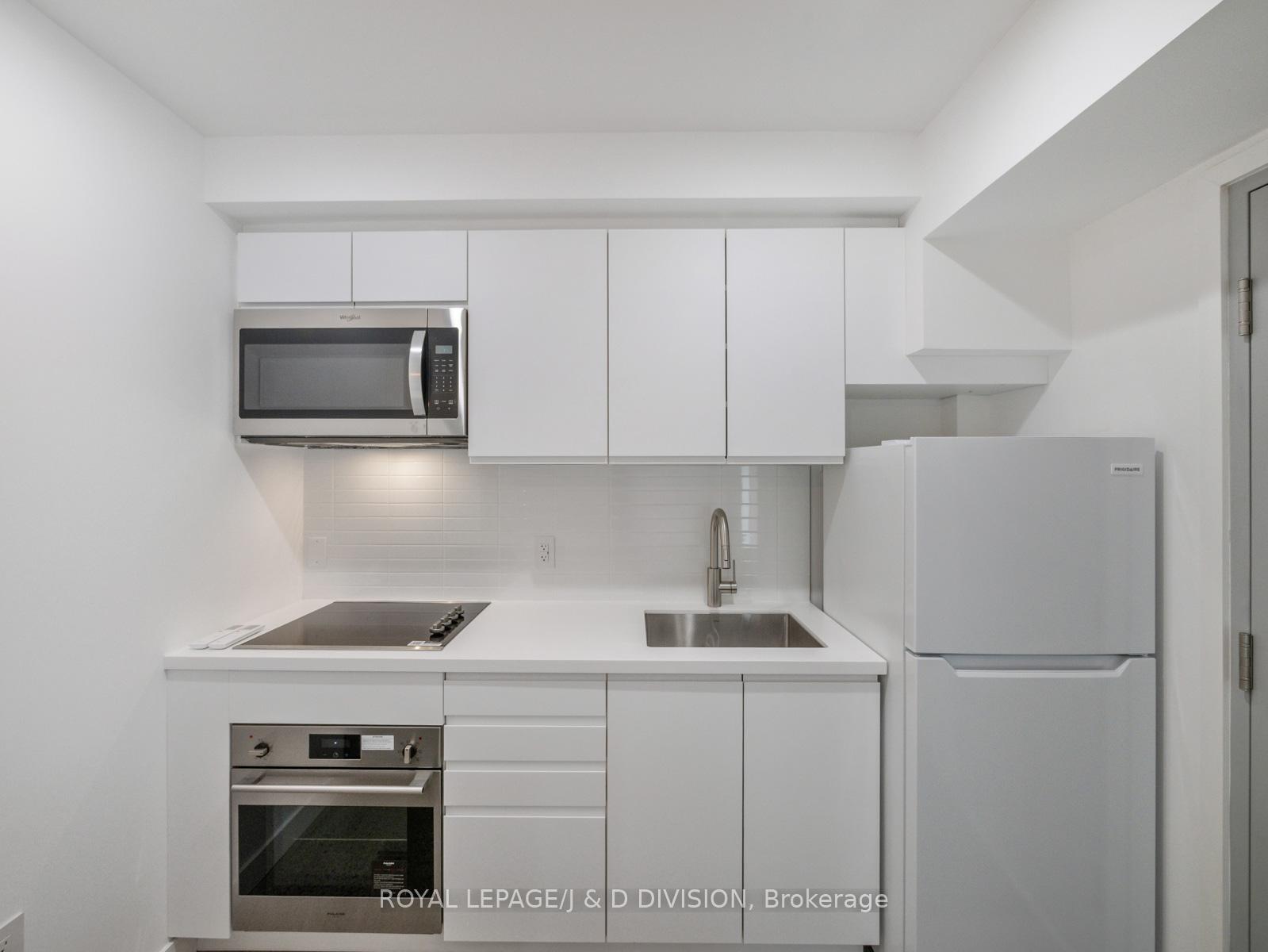 Kitchen w plenty of Storage