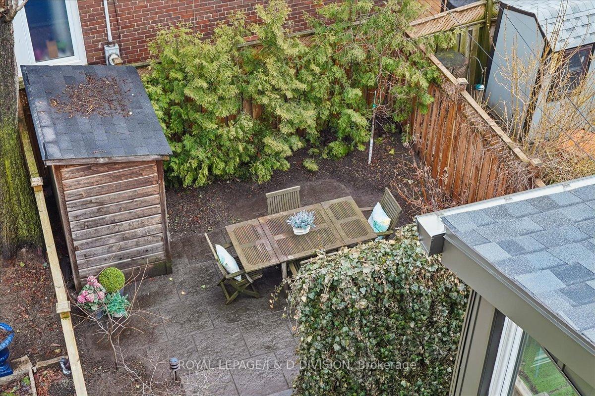 Outdoor storage shed