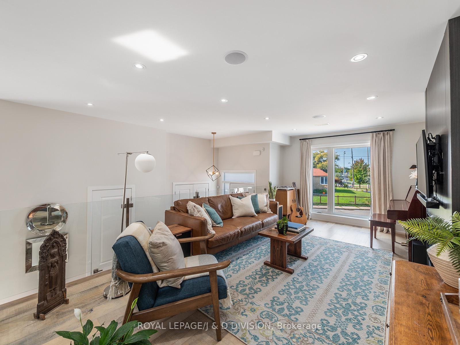 Picture window to front yard