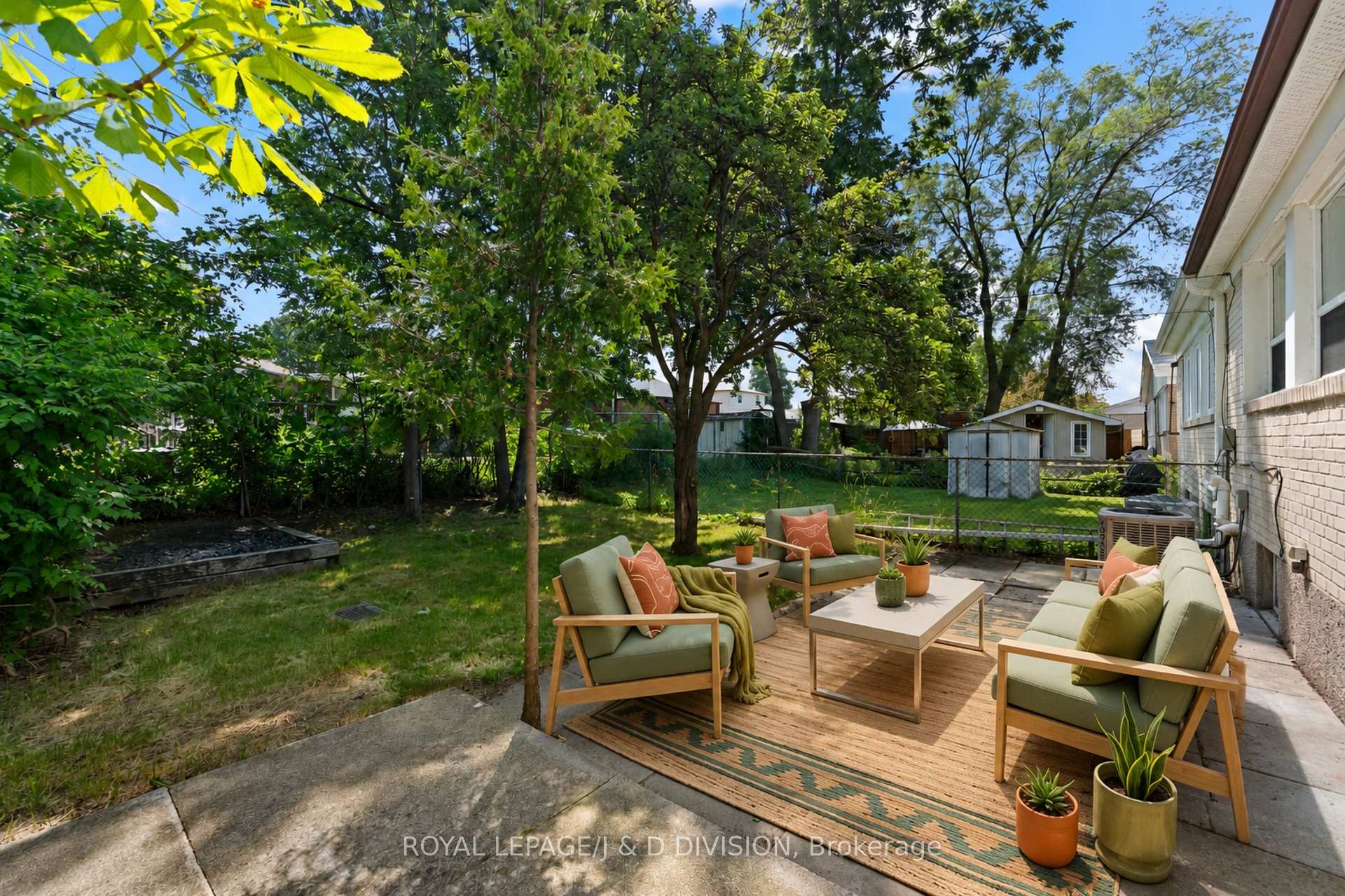 Virtually staged garden furniture