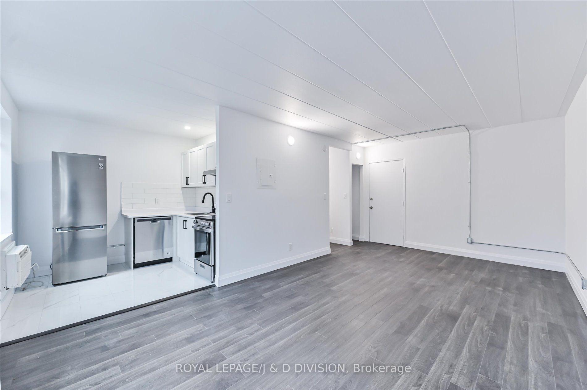 Living Space looking to Kitchen