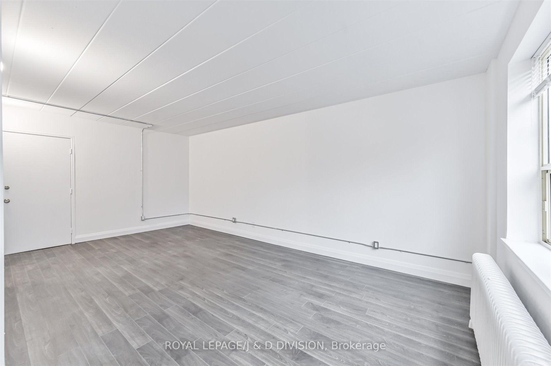 Large and bright living / dining / bedroom