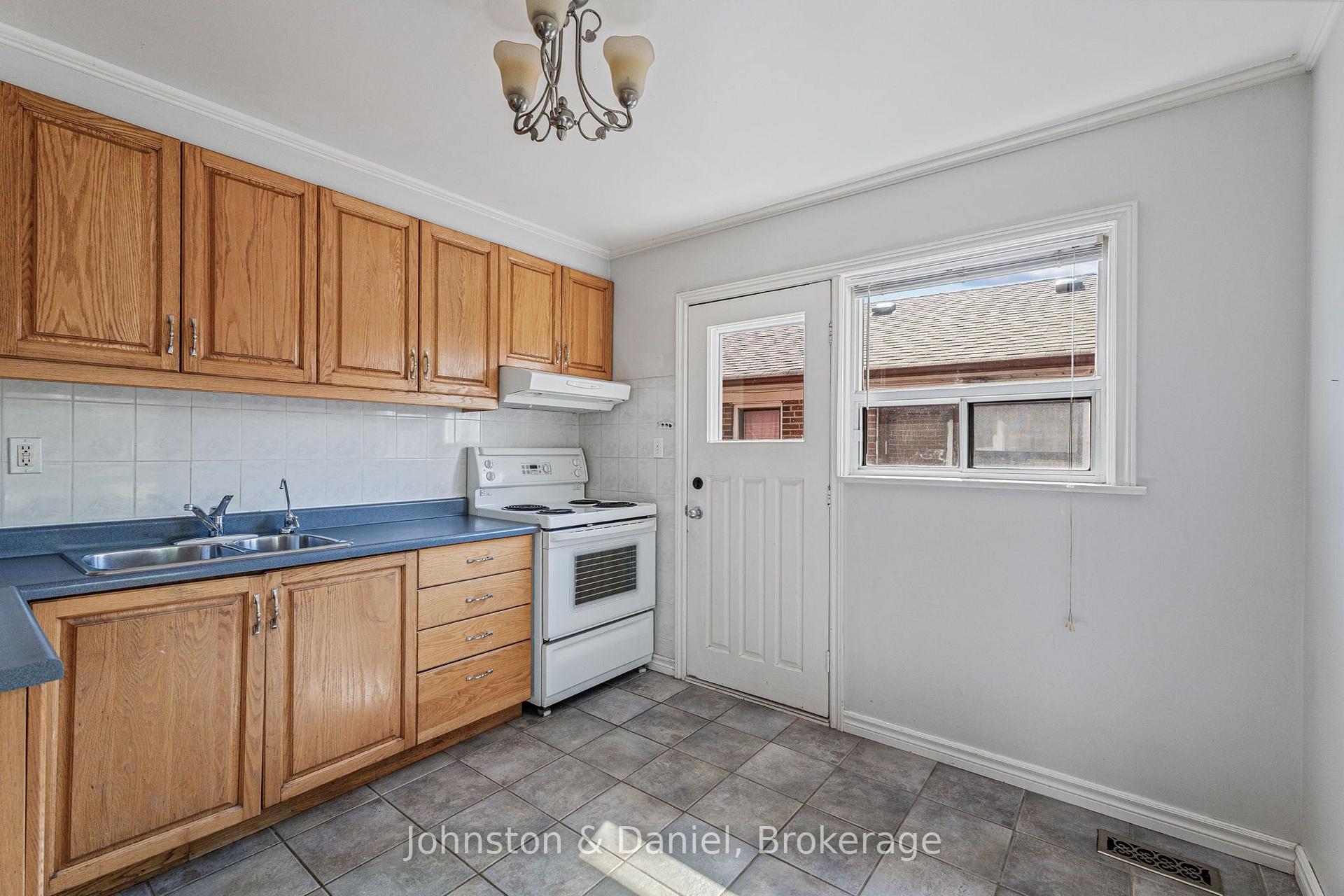 Kitchen w walk out to back yard