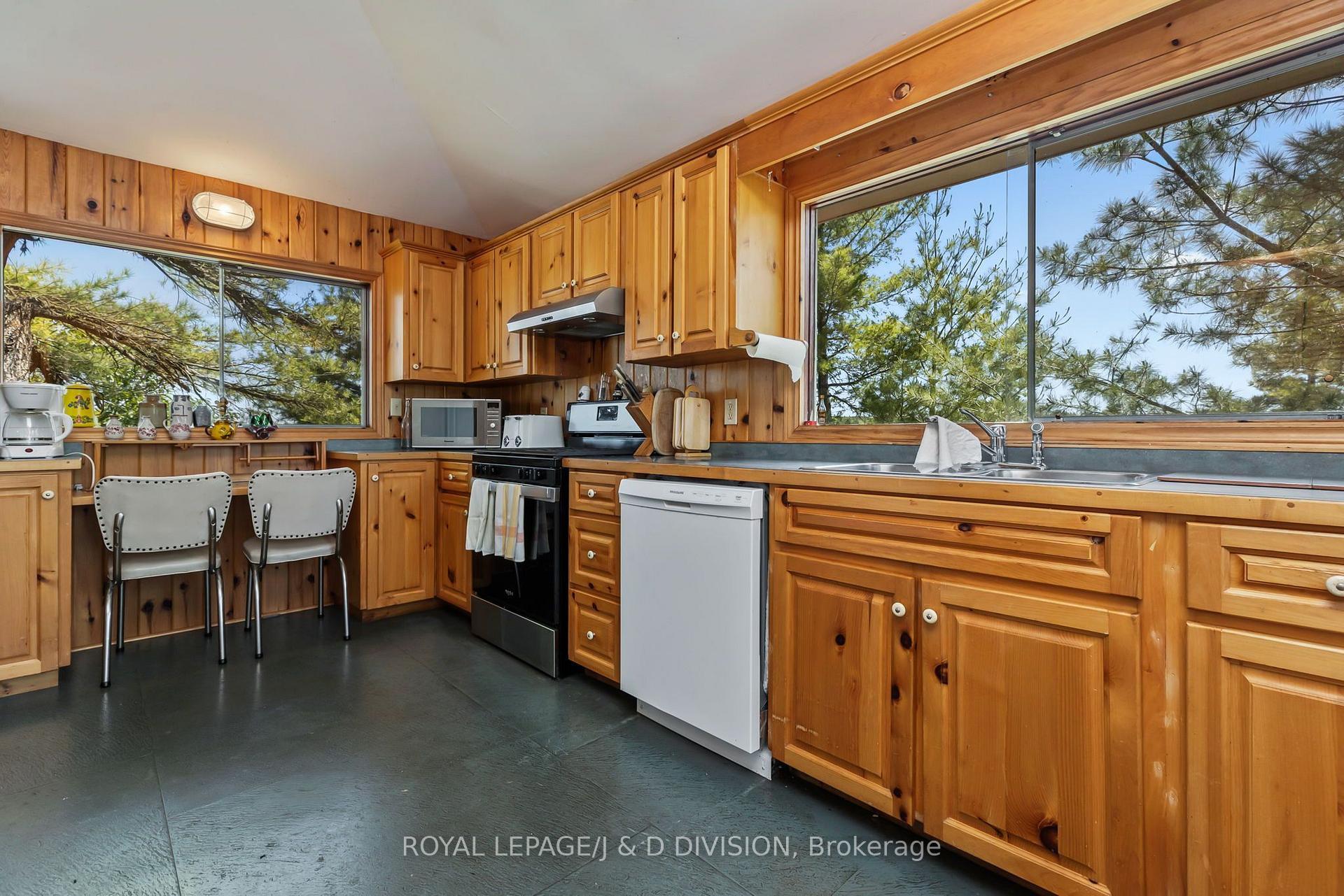 Kitchen w Dishwasher!