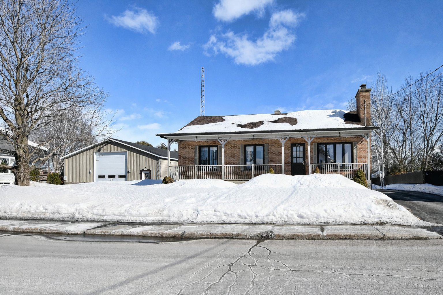 Le garage 135 000$ + tx voir mls 18606856