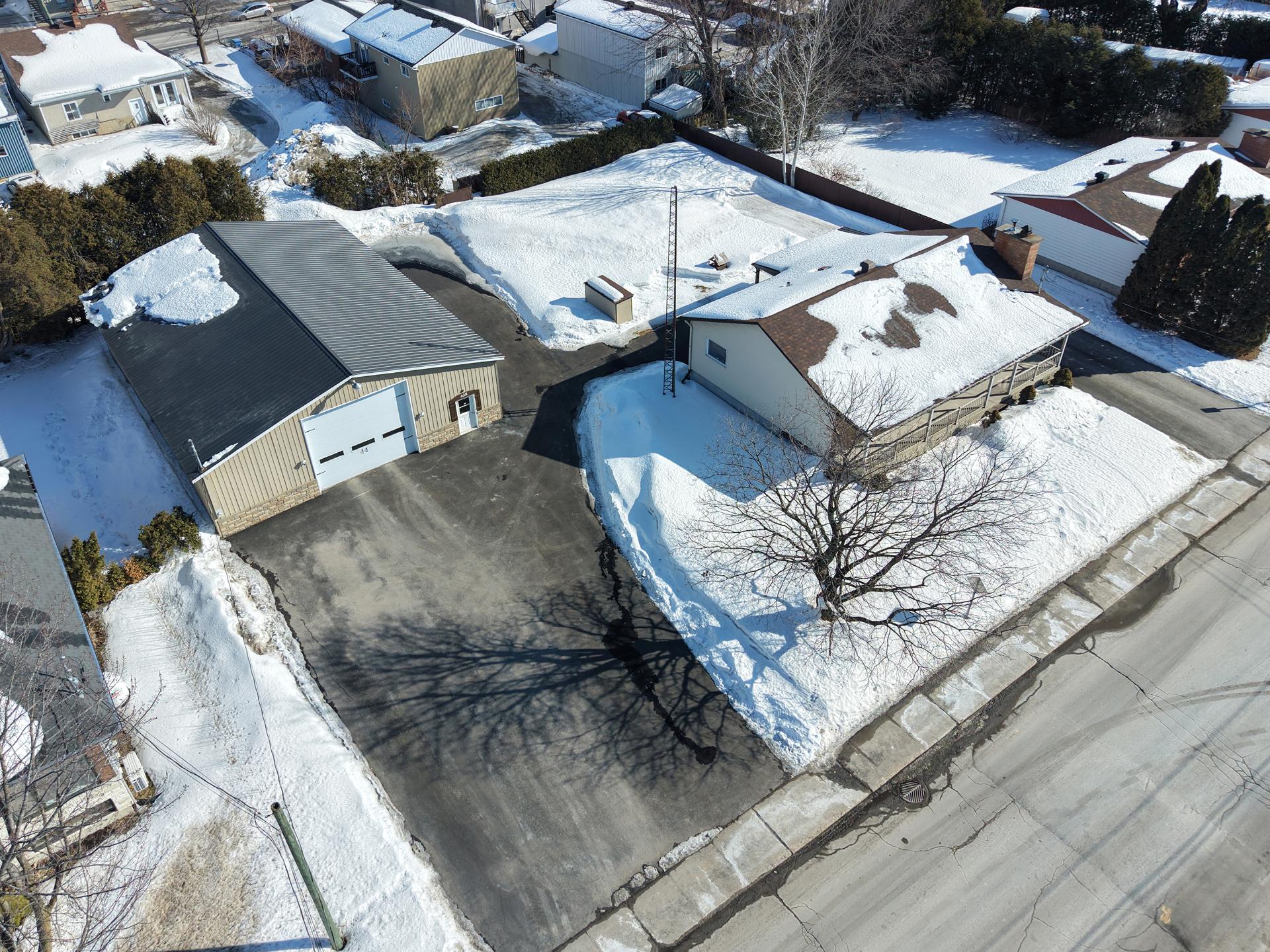 Le garage 135000$ voir mls 18606856