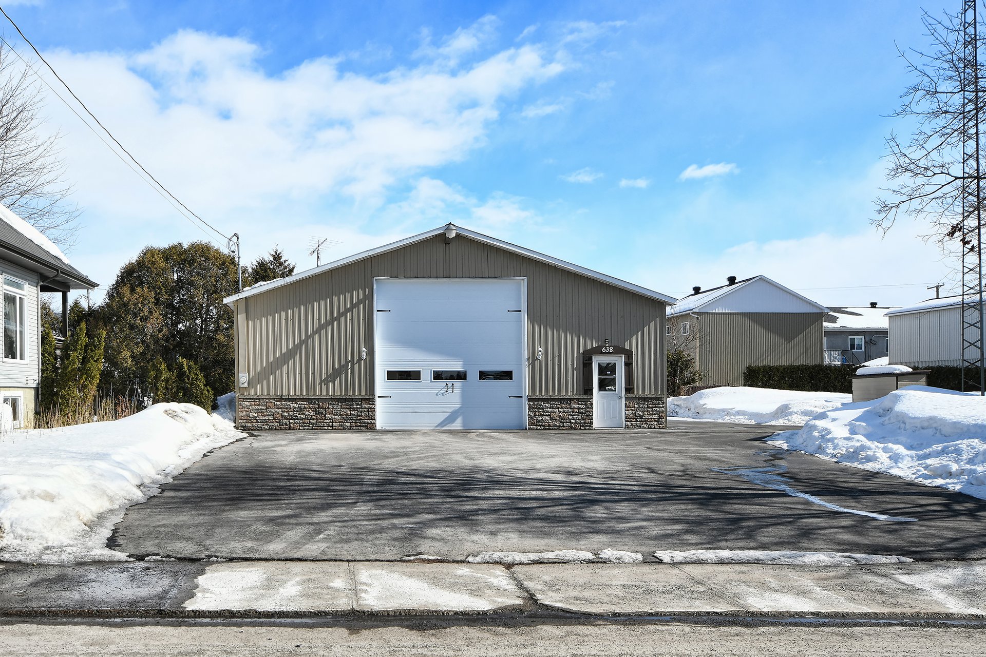 Vendu avec ce garage 135000$ voir mls 18606856